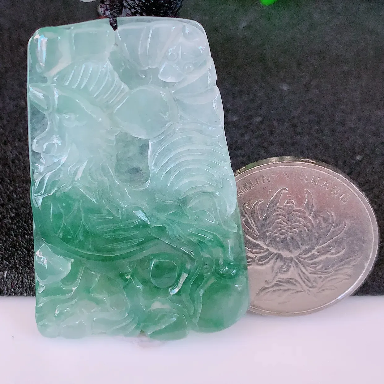 自然光实拍，冰种飘花翡翠生肖鸡牌吊坠，翠色灵动，种老水足，寓意好，品相佳， 佩戴佳品！#46.16
