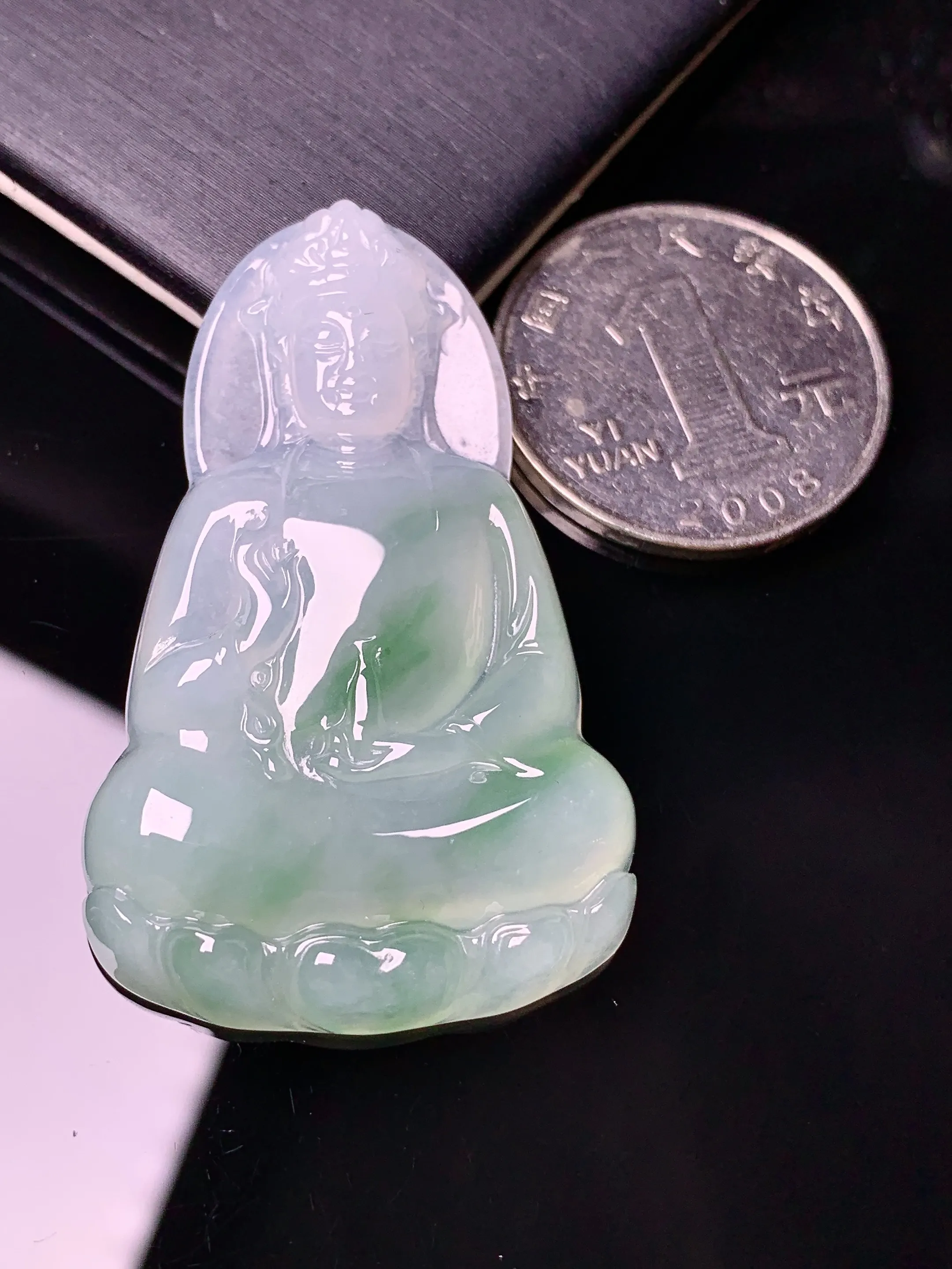 飘绿观音菩萨吊坠 玉质细腻 色泽清新艳丽 整体尺寸46.5*29.6*5.8