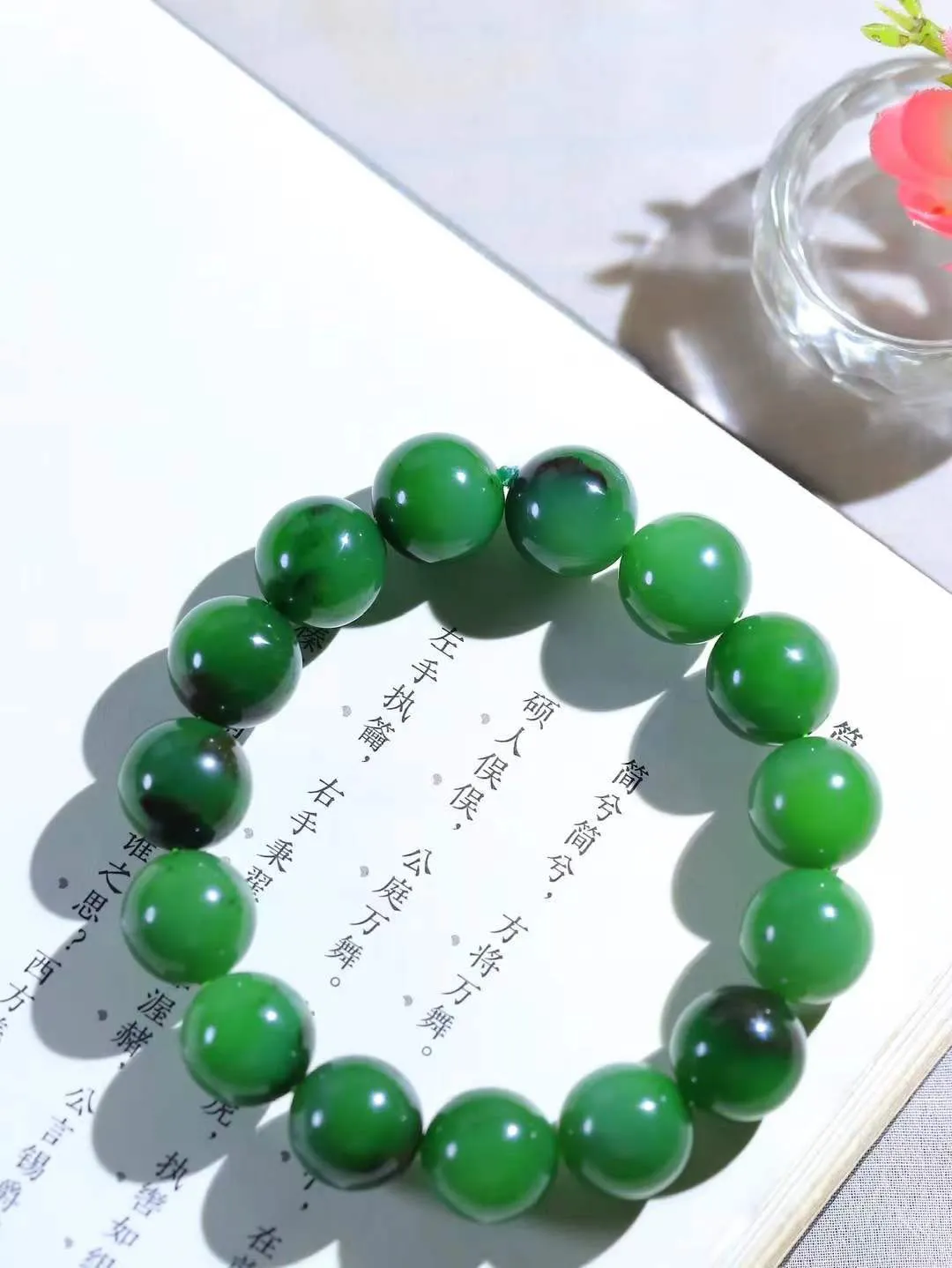 【珠圆玉润.手串】

精品和田玉碧玉珠圆玉润手串 玉质温润细腻  整串打磨圆润，佩戴舒适。珠珠落玉盘，间关莺语花底滑，一生美好时光，无论身在何处，都有它相伴相守。事事顺遂，幸福美满，吉祥如意。重67克 尺寸取一14.1mm  FDA-221252033