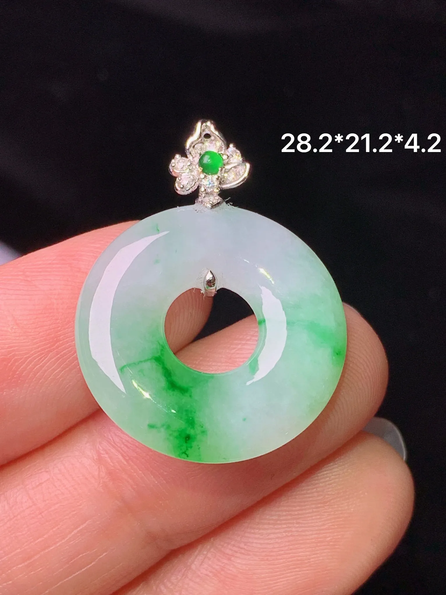 18k金钻镶嵌飘绿平安环吊坠 玉质细腻 色泽清新艳丽 整体尺寸28.2*21.2*4.2