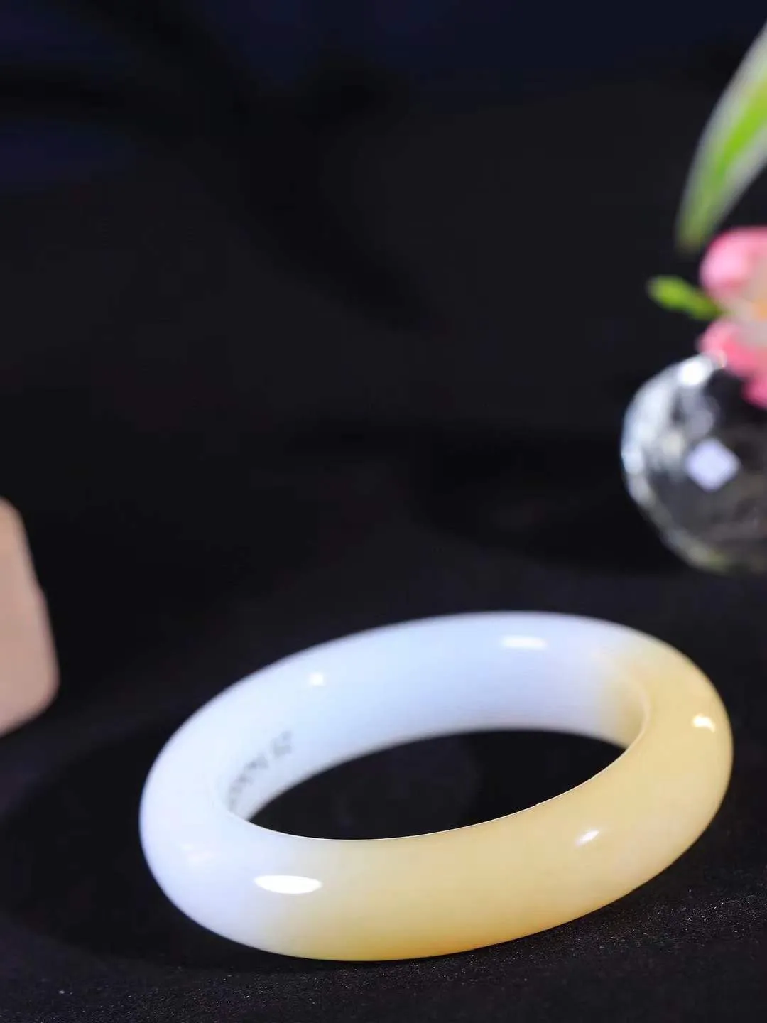 （一见倾心.手镯）

精品和田玉糖白玉手镯，玉质温润细腻 油性十足 手感舒适，高华雅逸，线条流畅，简约大气，美自天成，素雅高贵。佩戴于腕间，婉约之美，举手投足间透出那低调奢华。重75.3克  尺寸53-15-10.6mm  561251936A