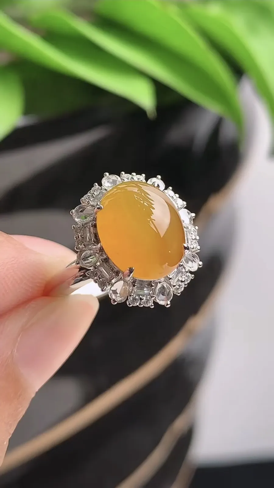 a货翡翠老坑冰种18K金伴钻镶嵌黄翡蛋面戒指 圈口17.6裸石尺寸10.7×8.7mm 重量4.08