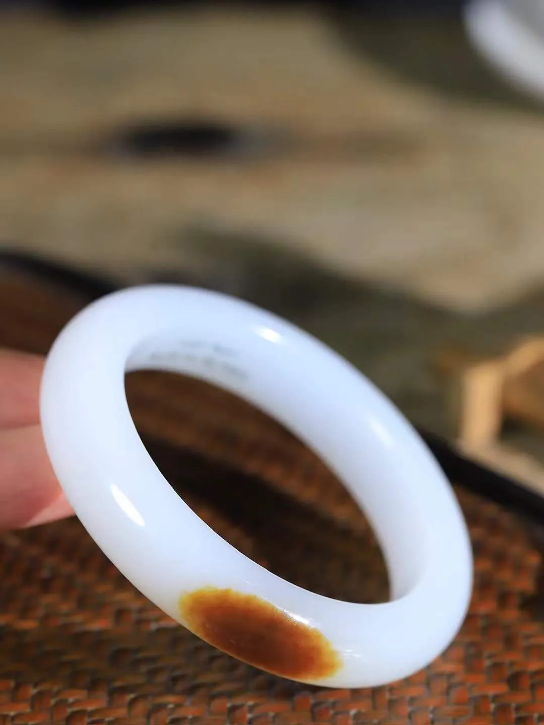 【暖玉生香·手镯】

典藏级和田玉糖白玉手镯，质地油润细腻，色泽高贵典雅，镯型古朴典雅。在诗情画意的雨巷相遇，你是我腕间的一抹风情，有你眸有深情，清风荡漾湖间静水，我愿俯身低眉，在烟波涟漪处，寻你深情倩影。内径55.5mm尺寸13.7-10mm重71.5克  691202058A