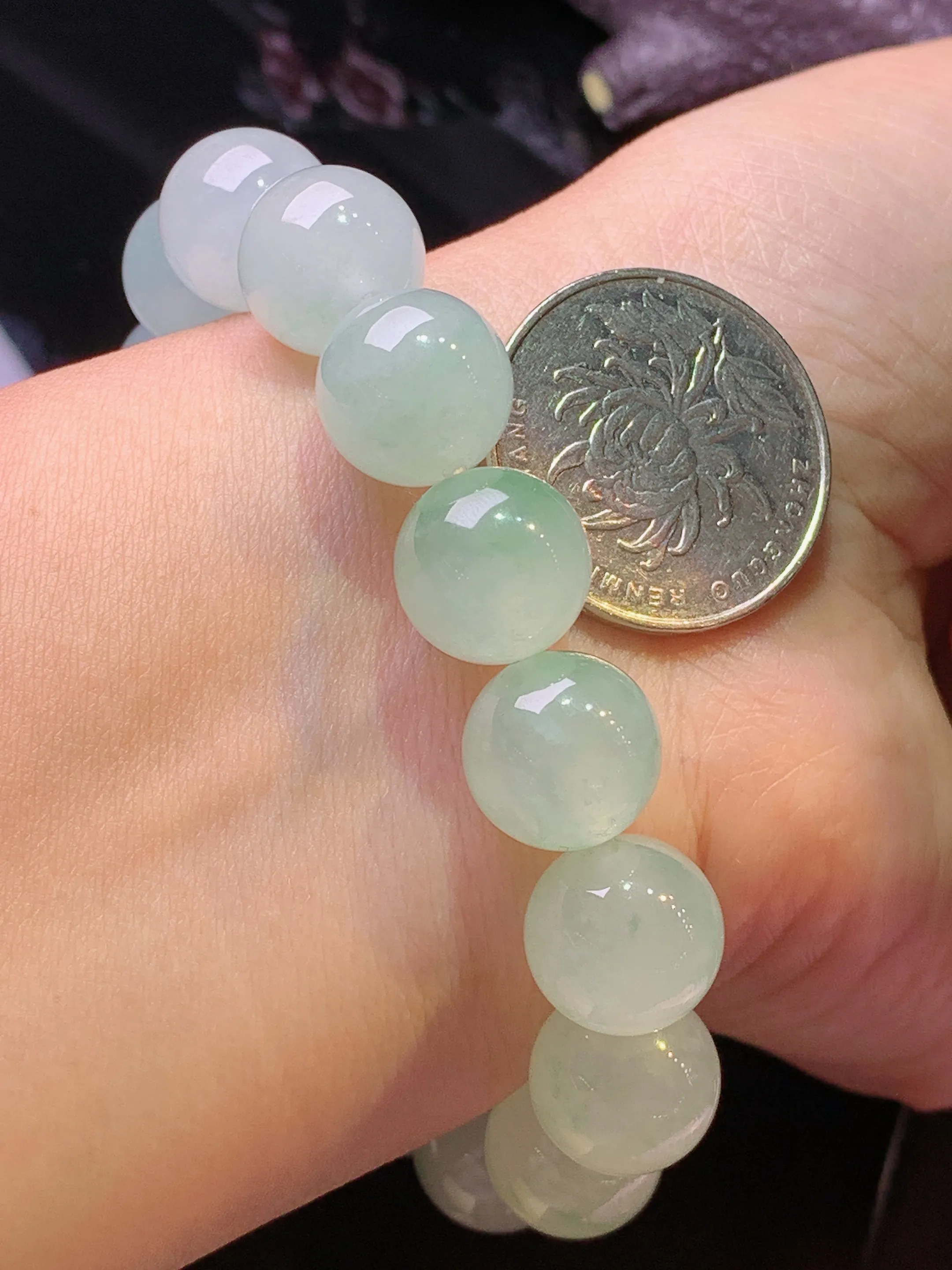 冰种飘绿圆珠手链 玉质细腻 色泽清新艳丽 整体尺寸12.6