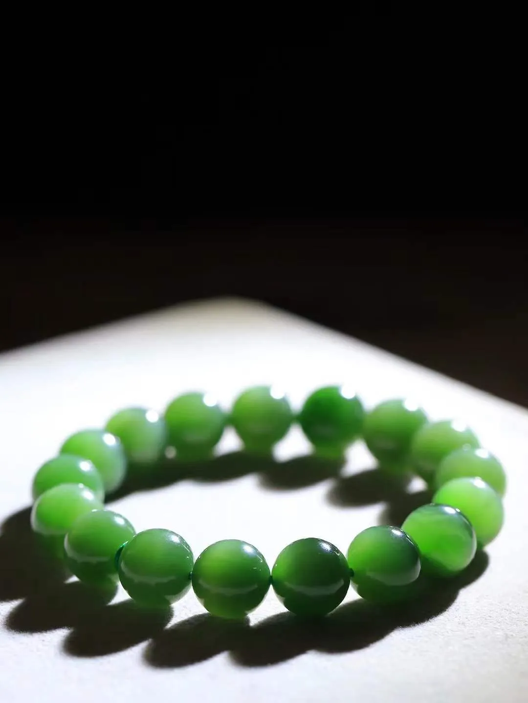 【珠圆玉润.手串】

收藏级和田玉碧玉猫眼珠圆玉润手串 玉质温润细腻  整串打磨圆润，佩戴舒适。珠珠落玉盘，间关莺语花底滑，一生美好时光，无论身在何处，都有它相伴相守。事事顺遂，幸福美满，吉祥如意。重47.7克 尺寸取一12mm  FDA-221251933