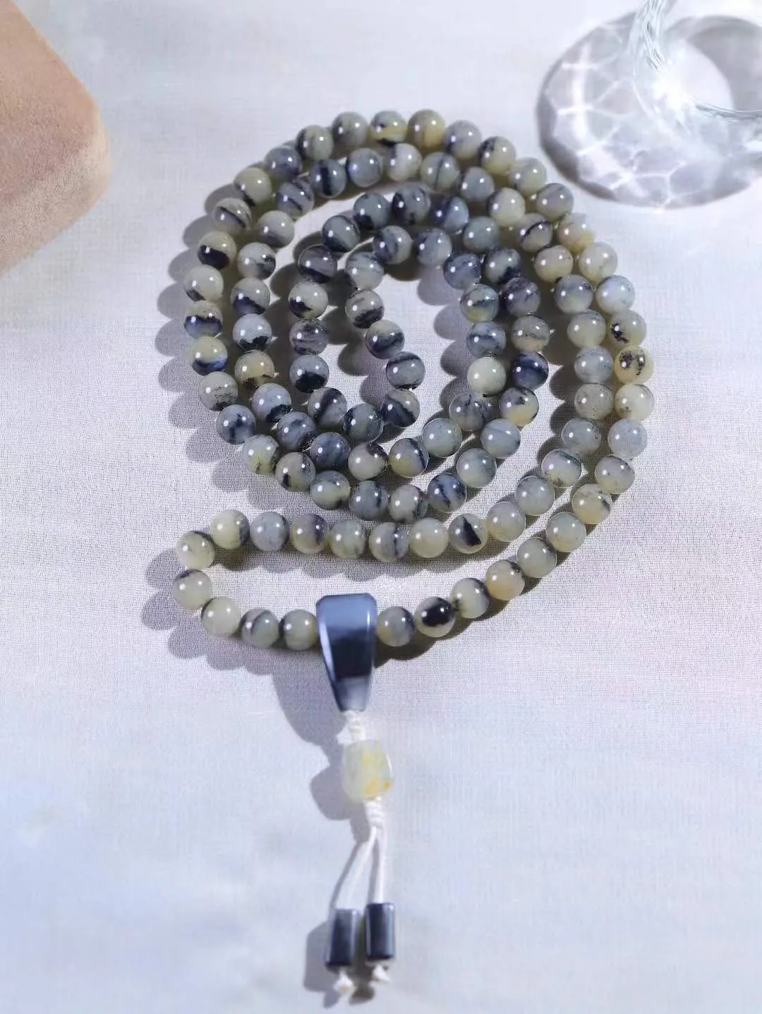 【链.108】

新疆和田青花籽料108挂链 玉质温润细腻 油性十足 佩戴舒适。珠珠落玉盘，间关莺语花底滑，一生美好时光，无论身在何处，都有它相伴相守。事事顺遂，幸福美满，吉祥如意。重62.4克 尺寸取一7mm FDA-781252093