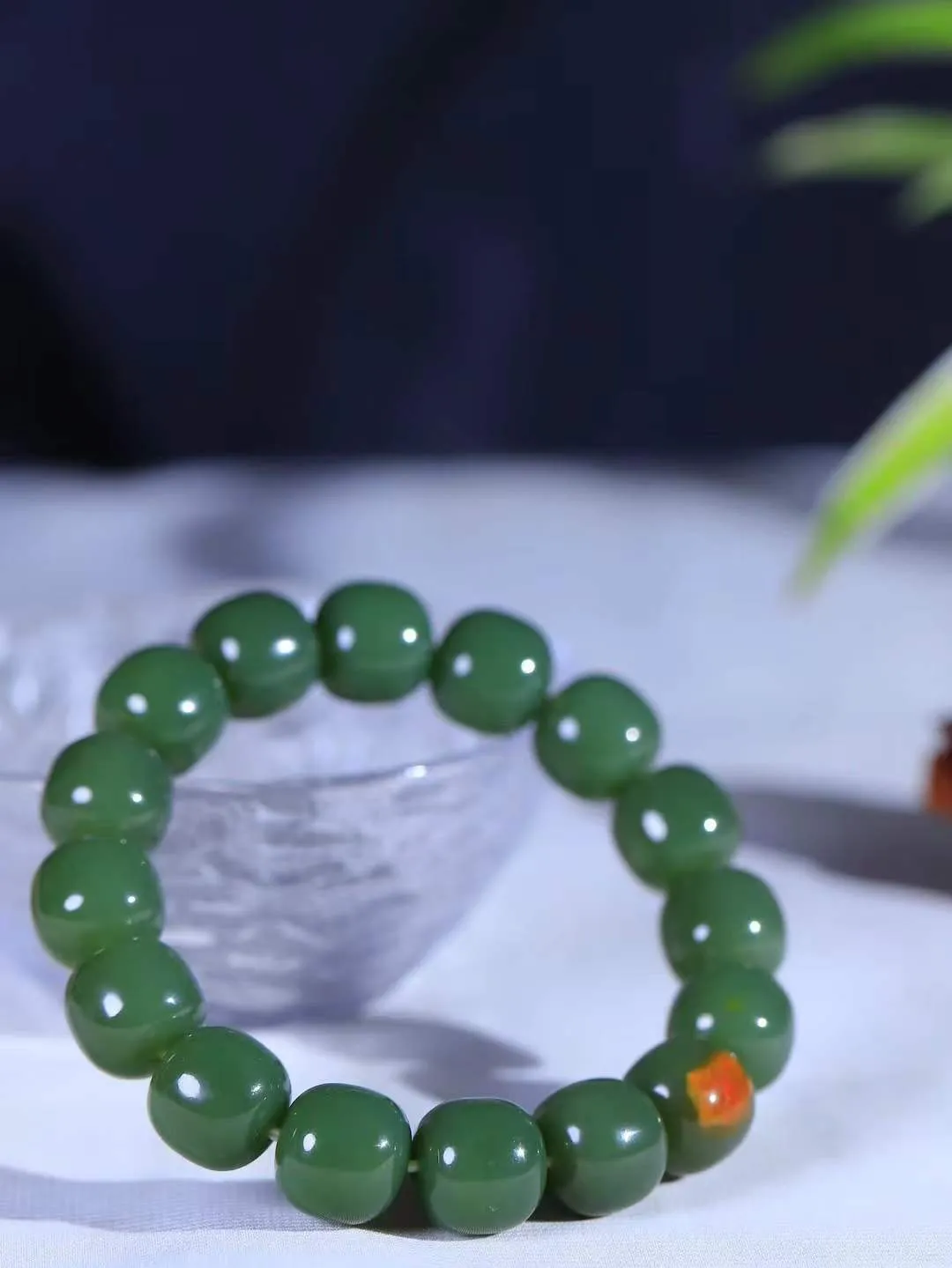 （老型珠.手串）

新疆和田玉老型珠手串，也可做手持，玉质细腻油润 饱满光滑 质朴无华，悠远简单，人心境界远，百世修炼深，心灵常驻善意持，觉悟人生百世修。重74.42克    尺寸取一13.3-14mm    541202001L