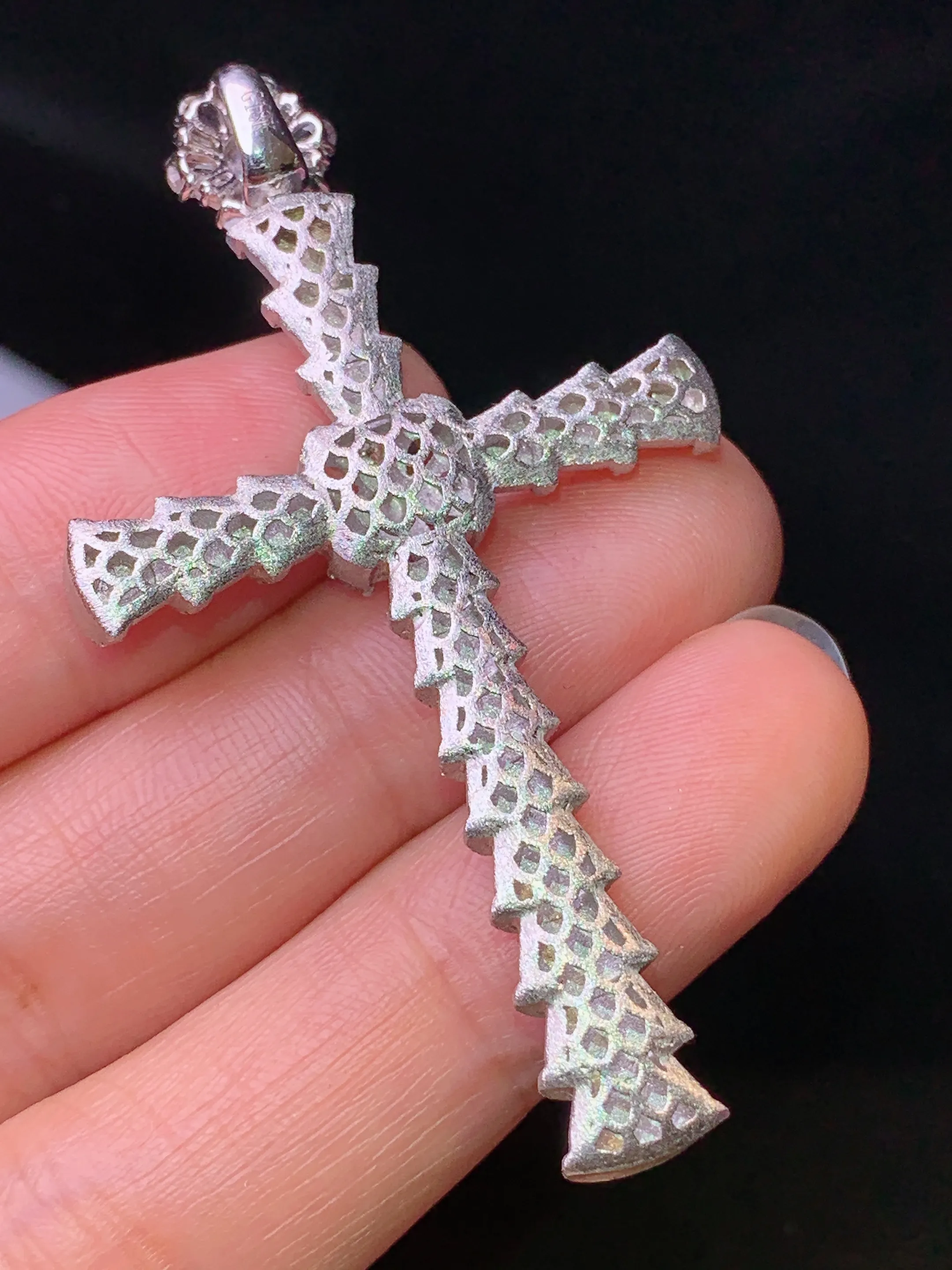 18k金钻镶嵌满绿蛋面十字架吊坠 玉质细腻 色泽清新艳丽 整体尺寸55.3*31.5*7.5