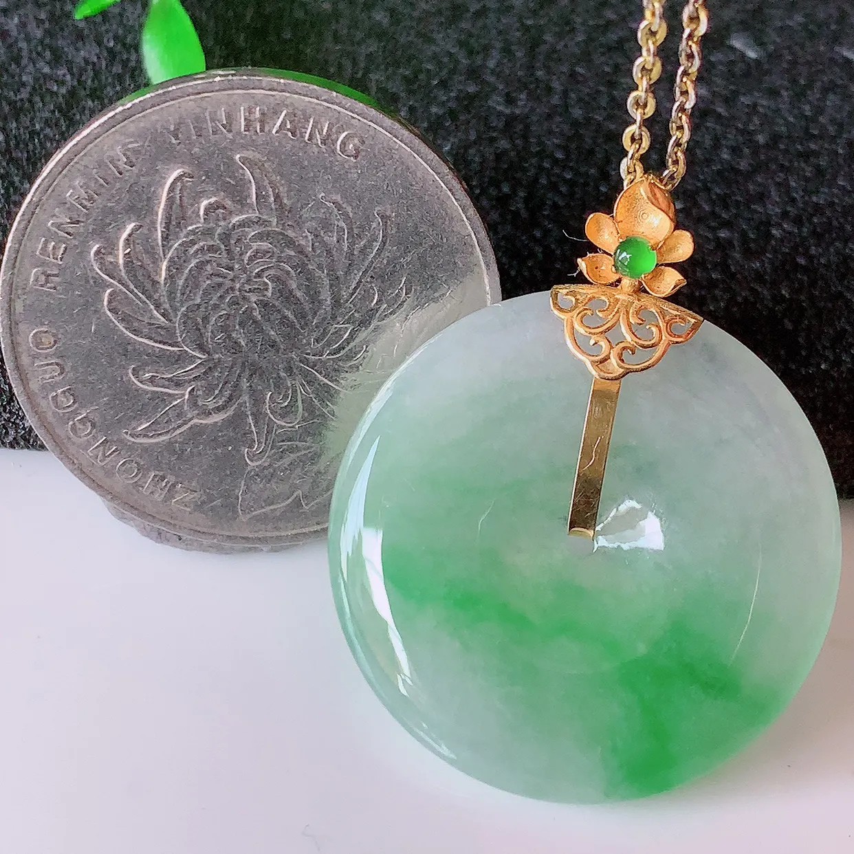 自然光实拍，18K金镶嵌冰种飘绿翡翠平安扣吊坠，玉扣，冰润光泽，寓意平平安安，平安扣佩戴时尚漂亮！#41.18整体30.5*24.5*5裸石24.5*24.5