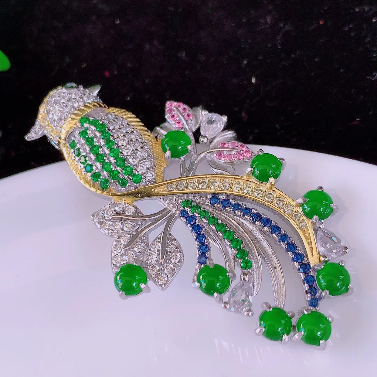 冰透满绿翡翠925银镶嵌胸针，自然光实拍，翠色灵动，颜色漂亮，种老水足，品相佳， 佩戴佳品！#97.16整体50*25.8*8裸石3.5*3.5