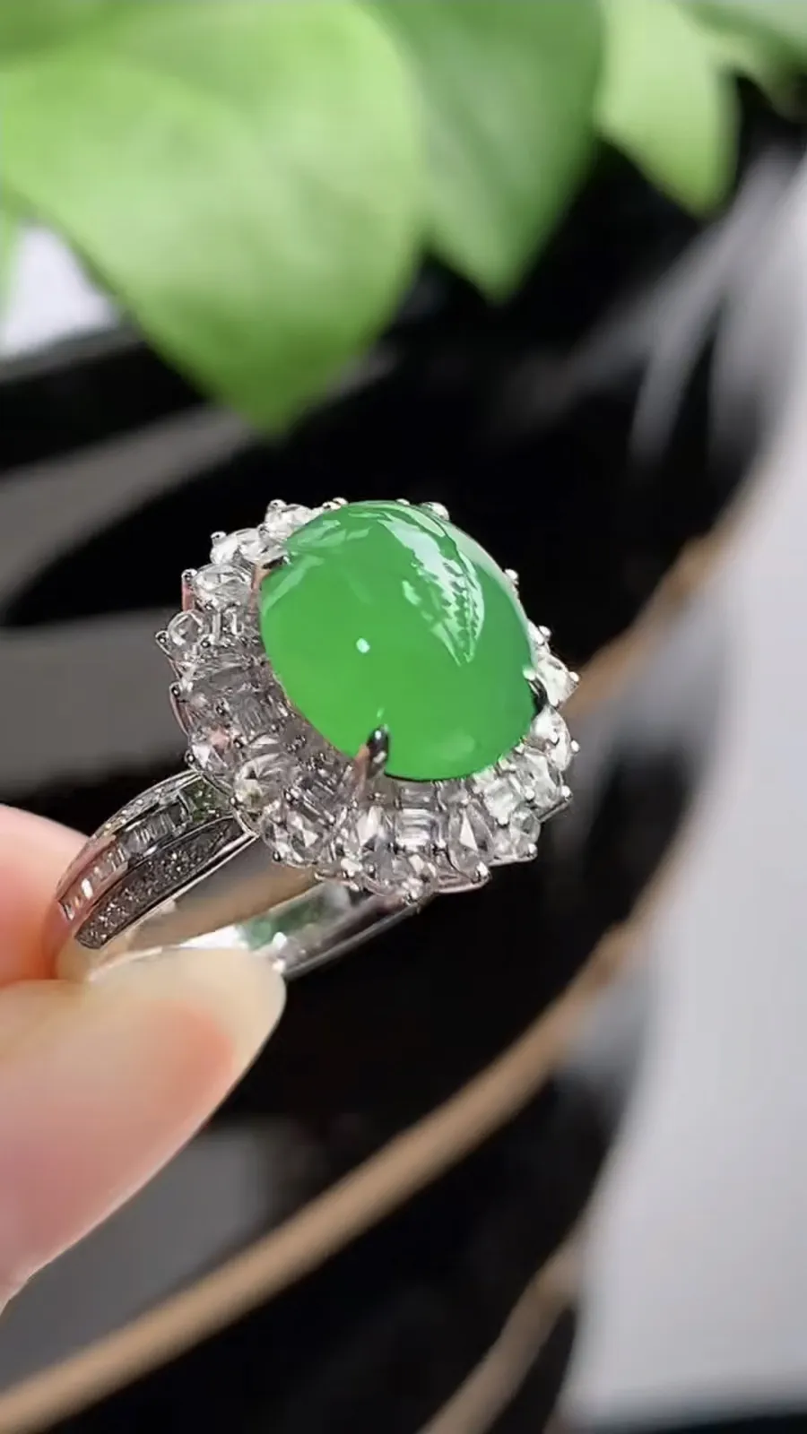 a货翡翠冰种18K金伴钻镶嵌阳绿蛋面戒指 圈口17.8裸石尺寸10.5×9mm 重量4.60g 1216