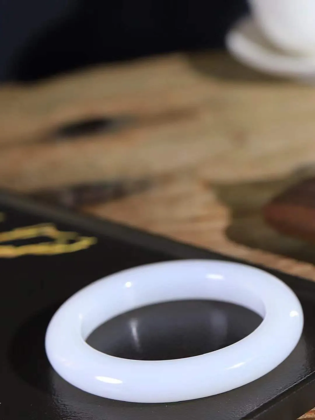 【婉约佳人.手镯】

收藏级臻品️和田玉白玉手镯 玉质温润细腻 油性十足 手感舒适，高华雅逸，线条流畅，简约大气，美自天成，素雅高贵。佩戴于腕间，婉约之美，举手投足间透出那份低调奢华。重85.2克 内径60.5mm  尺寸12.5-12.2mm   FDA-781201933