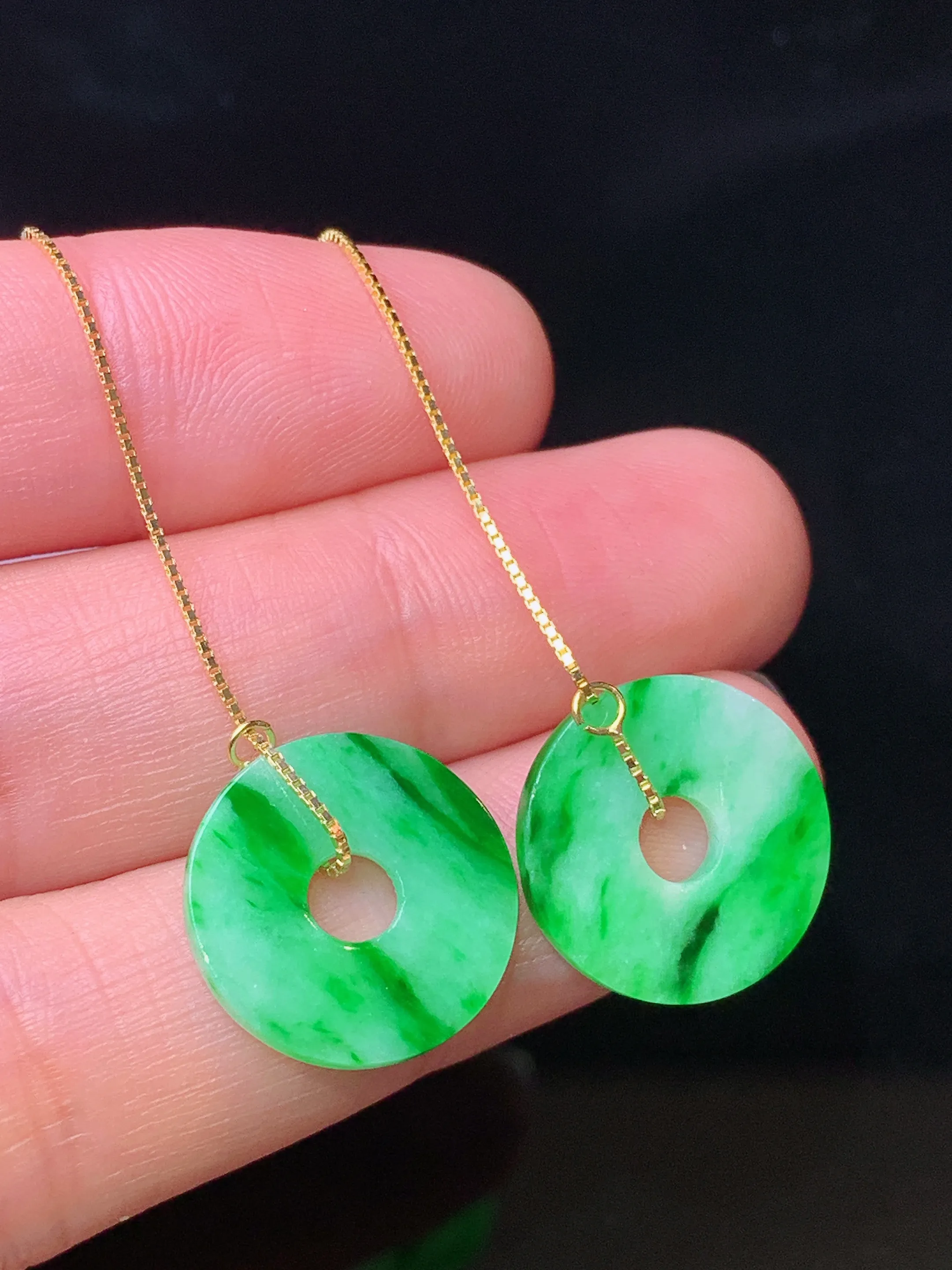 925银镶嵌翠绿平安环耳坠 玉质细腻 色泽清新艳丽 整体尺寸15*2