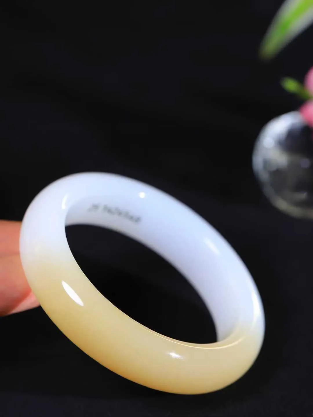 [温润如玉.手镯]

收藏级臻品和田玉糖白玉手镯。玉质温润细腻 油性十足 手感舒适，高华雅逸，线条流畅，简约大气，美自天成，素雅高贵。佩戴于腕间，婉约之美，举手投足间透出那份低调奢华。重73克 内径54.5mm尺寸15.5-9.2mm 781281914A