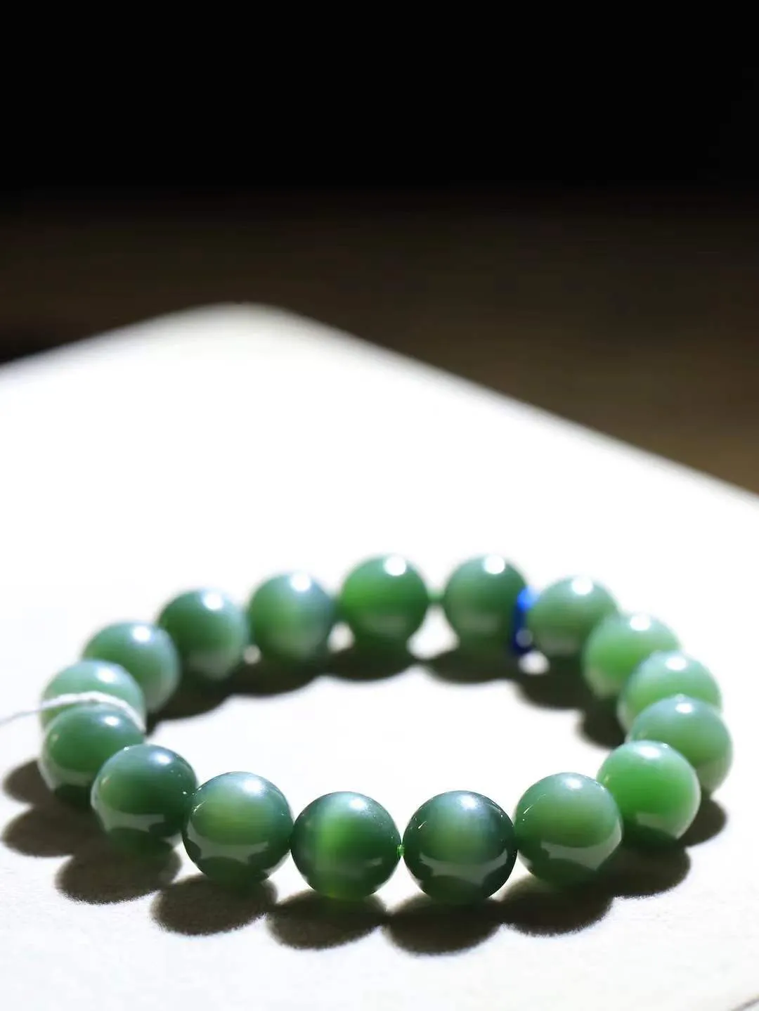 【珠圆玉润.手串】

精品和田玉碧玉猫眼珠圆玉润手串 玉质温润细腻  整串打磨圆润，佩戴舒适。珠珠落玉盘，间关莺语花底滑，一生美好时光，无论身在何处，都有它相伴相守。事事顺遂，幸福美满，吉祥如意。重45.27克 尺寸取一11.8mm FDL-161201913