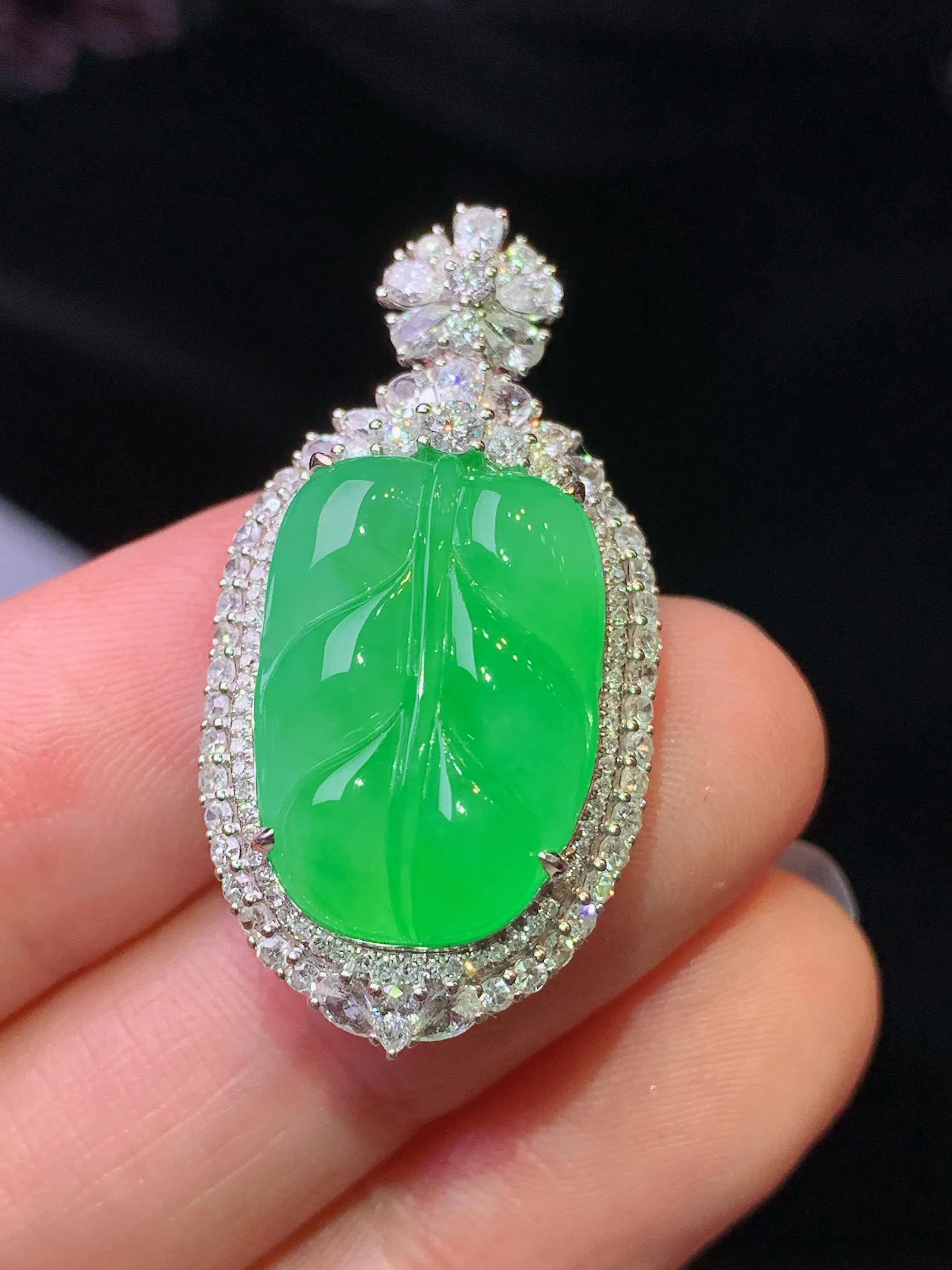 18k金钻镶嵌翠绿树叶吊坠 玉质细腻 色泽清新艳丽 整体尺寸34*17.5*11.8