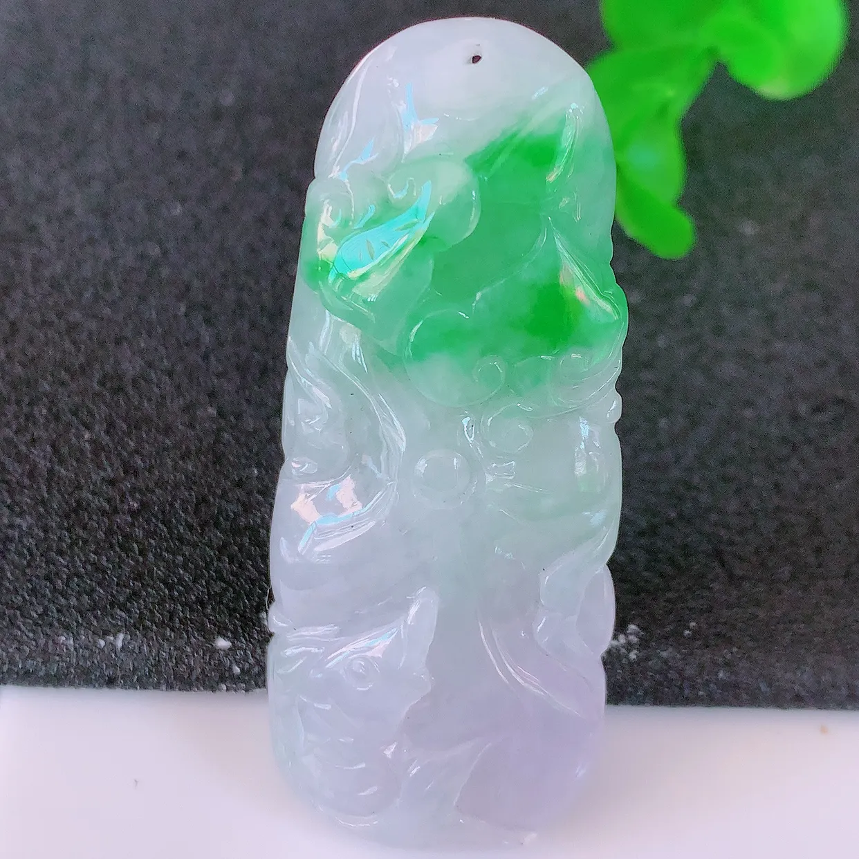 自然光实拍，冰润飘绿翡翠荷叶鱼、和和美美玉坠，财源广进，自然隐逸、 荷本是素不着尘之物，有和美之寓意。#46.16