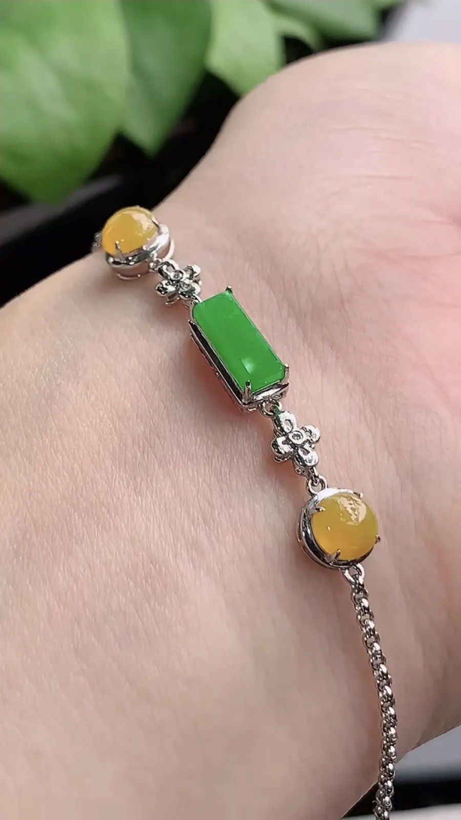 a货翡翠冰种18K金镶嵌黄翡蛋面阳绿无事牌手链 尺寸8.6×3.3×4.3mm 重量2.25g 1216