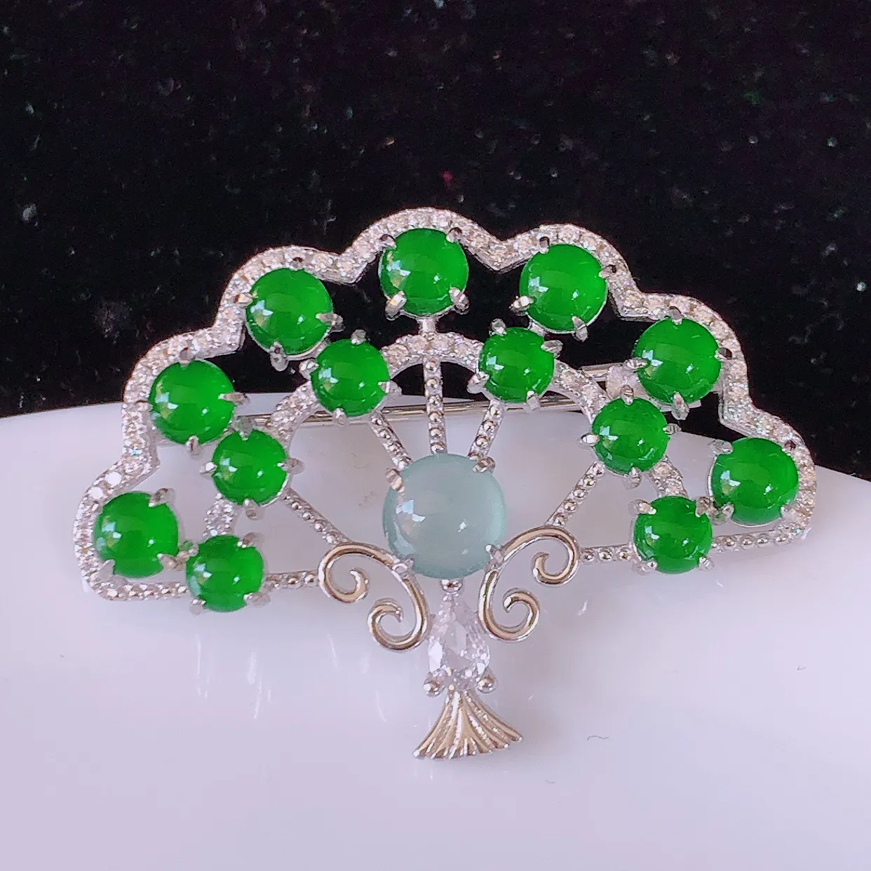 冰透满绿翡翠925银镶嵌胸针，自然光实拍，翠色灵动，颜色漂亮，种老水足，品相佳，佩戴佳品！#97.1