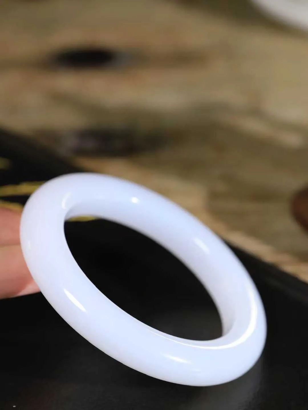 【婉约佳人.手镯】

收藏级臻品️和田玉白玉手镯 玉质温润细腻 油性十足 手感舒适，高华雅逸，线条流畅，简约大气，美自天成，素雅高贵。佩戴于腕间，婉约之美，举手投足间透出那份低调奢华。重85.2克 内径60.5mm  尺寸12.5-12.2mm   FDA-781201933