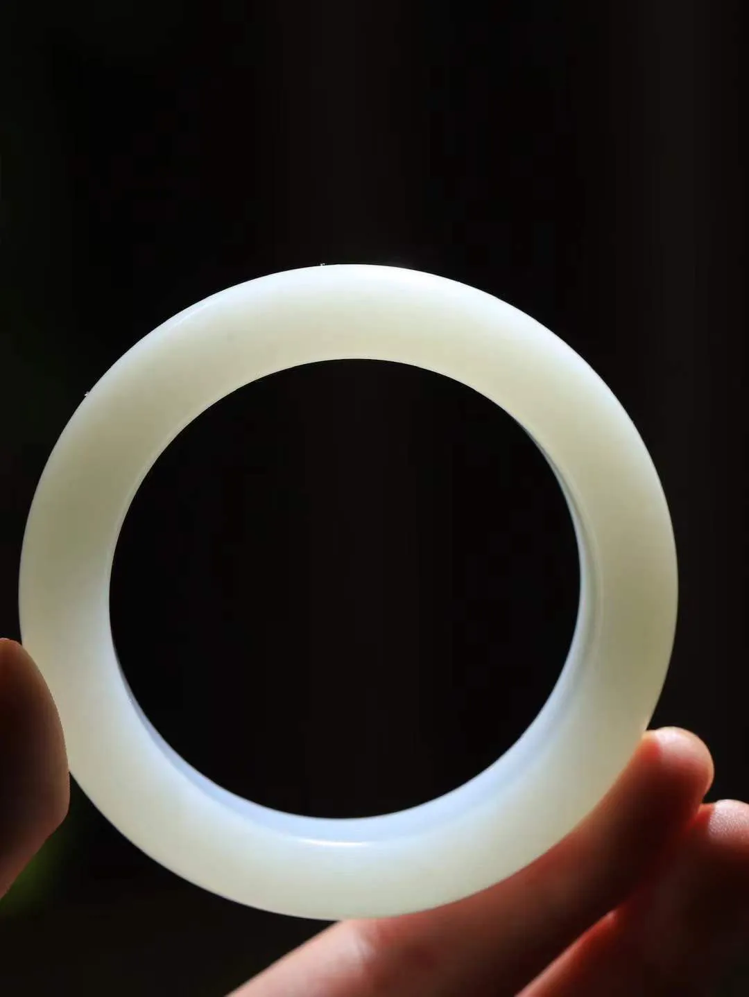 【一见钟情·手镯】

精品和田玉白玉手镯。镯型饱满，温润细腻，脂润沁香。️执一卷书，沏一盏茶，着一袭裙，戴一只镯。淡淡浅笺，素心若兰，静赏玉中诗画。悠悠岁月，芊手轻摘，盛满诗样芳华。重89.6克   内径圈口56.5mm 尺寸16.7-10.5mm  FDA-111251033