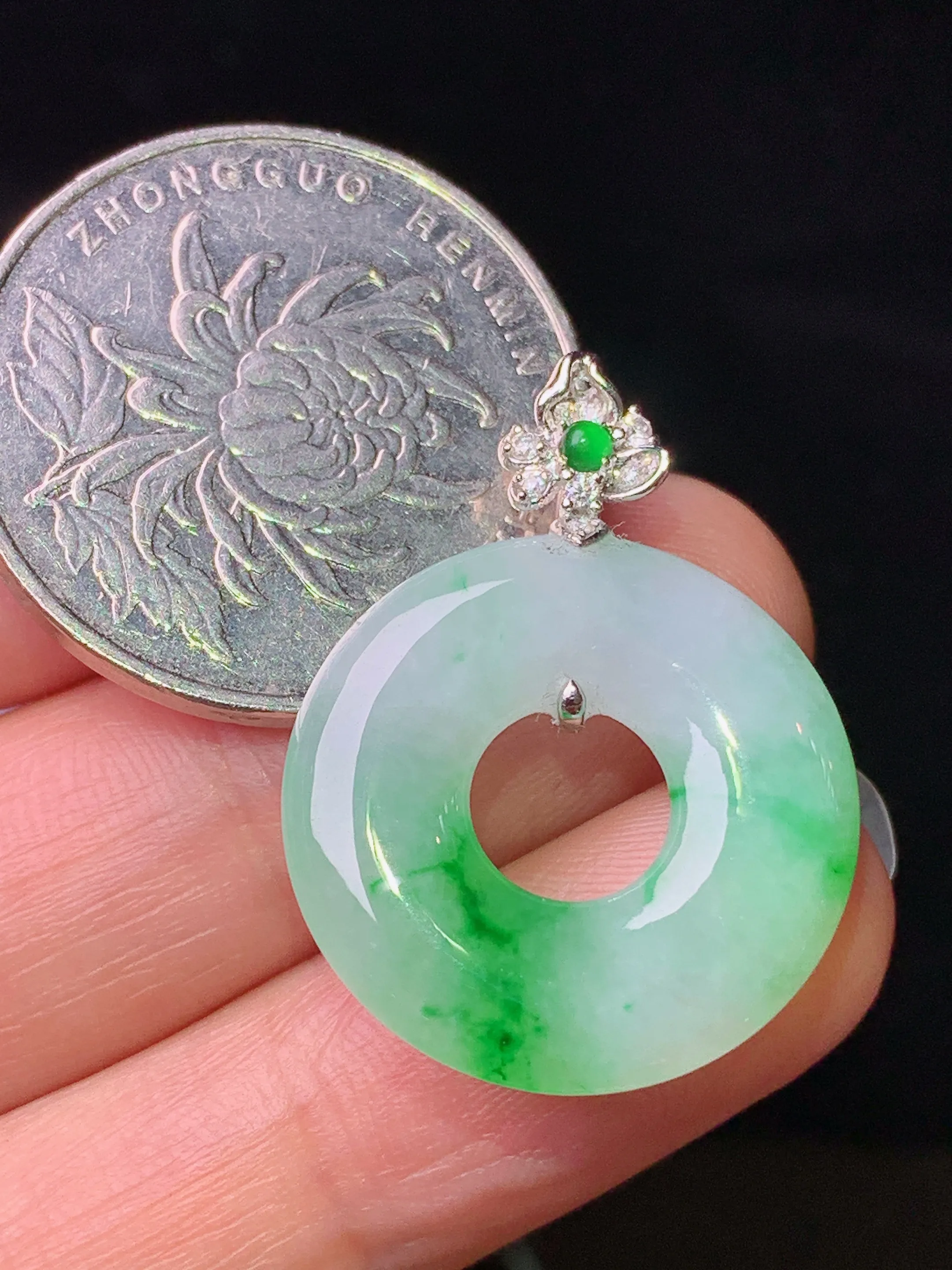 18k金钻镶嵌飘绿平安环吊坠 玉质细腻 色泽清新艳丽 整体尺寸28.2*21.2*4.2