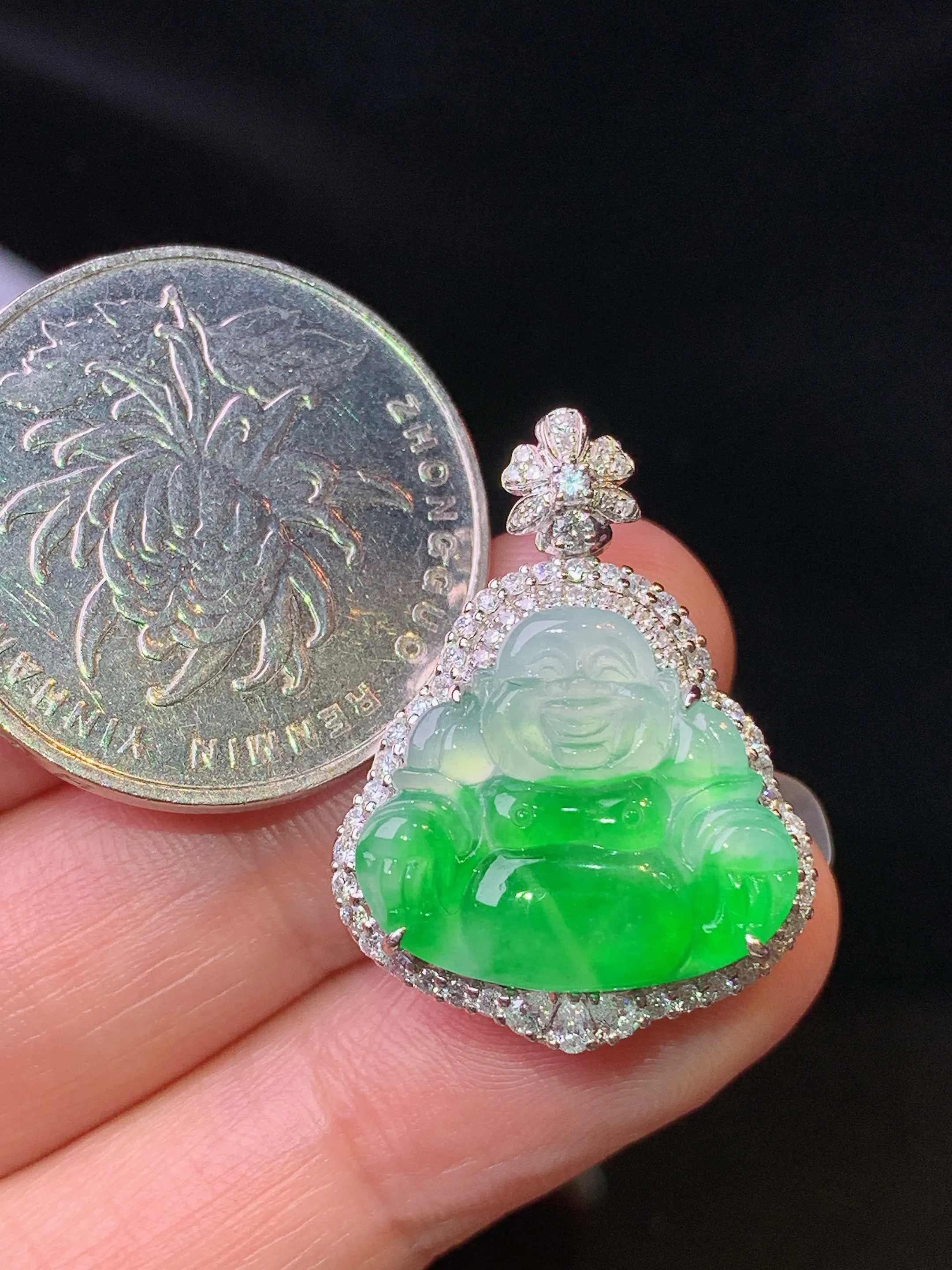 18k金钻镶嵌翠绿佛公吊坠 玉质细腻 色泽清新艳丽 整体尺寸26.5*20*8.6