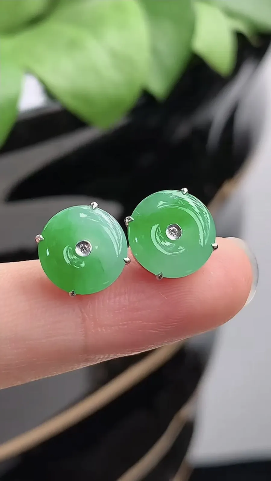 a货翡翠冰种18K金镶嵌飘绿平安扣耳钉 尺寸9.7mm 重量2.55g 1216