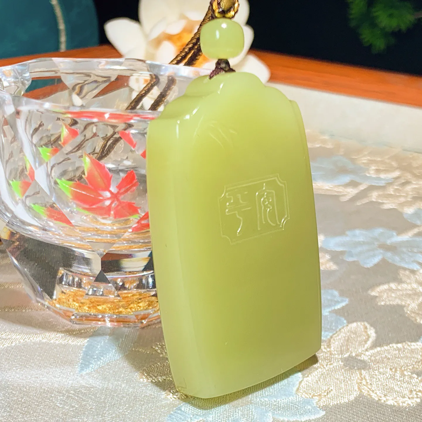 新疆和田玉若羌黄口料平安无事牌挂件。尺寸58/36/10重56克。玉质细腻油润。手推出油。品相大气。