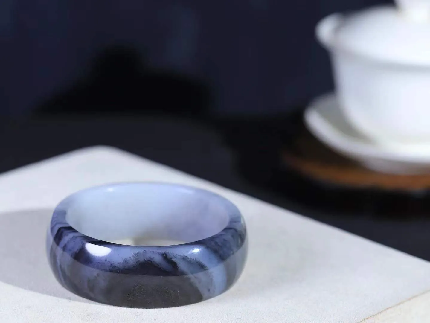 【籽.水墨青花·手镯】

新疆和田青花籽料手镯，玉质细腻温润，手感舒适，️线条流畅，简约大气