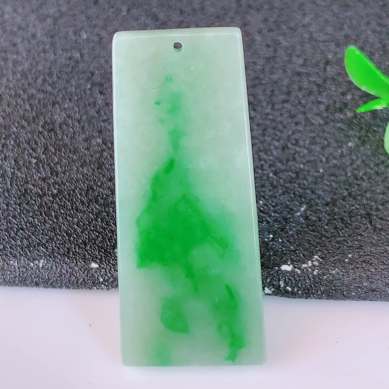 自然光实拍，冰润飘绿翡翠无事牌吊坠，种老水足，雕工精湛 ，寓意美好， 佩戴时尚出众！#87.16