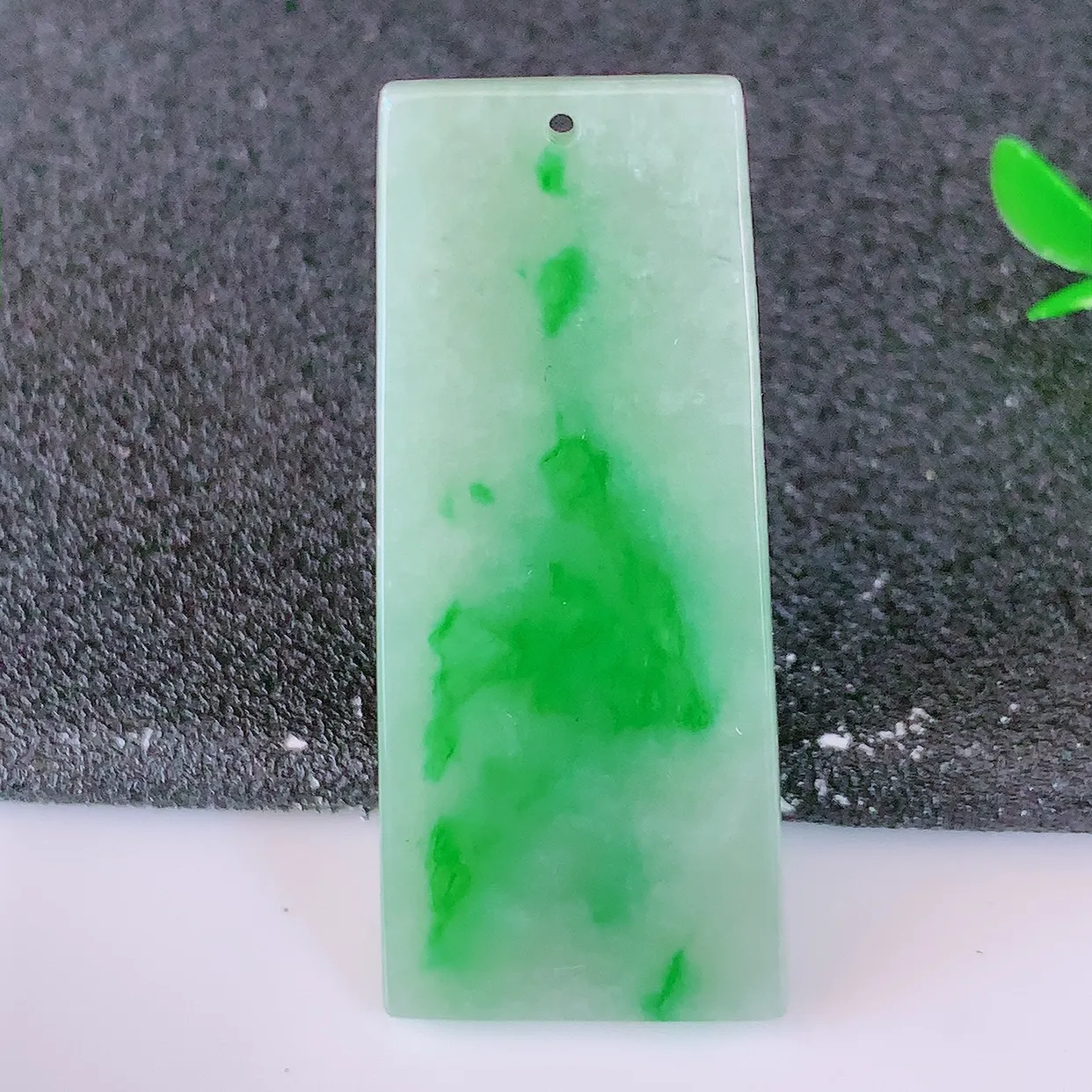 自然光实拍，冰润飘绿翡翠无事牌吊坠，种老水足，雕工精湛 ，寓意美好， 佩戴时尚出众！#87.16