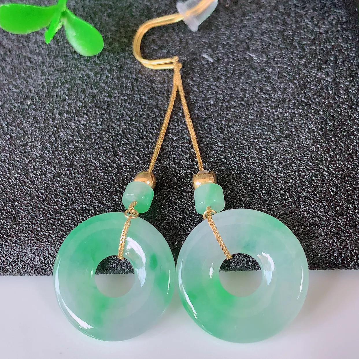 18k金镶嵌冰种飘绿翡翠平安扣耳坠，沁人心脾，耳坠佩戴效果大气出众，尽显气质。种水好，胶感足，颜相当漂亮，高性价比，值得入手品鉴！#41.18整体49.5裸石16*2.8