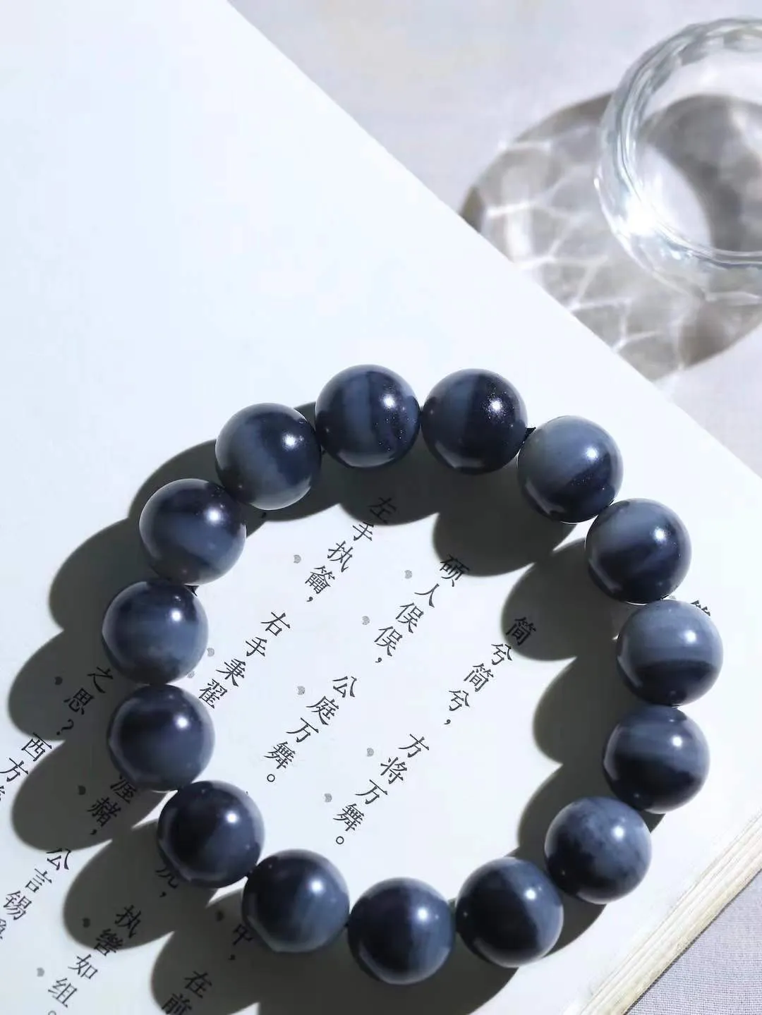 【籽.珠圆玉润.手串】

新疆和田青花籽料珠圆玉润手串 玉质温润细腻  整串打磨圆润，佩戴舒适。珠珠落玉盘，间关莺语花底滑，一生美好时光，无论身在何处，都有它相伴相守。事事顺遂，幸福美满，吉祥如意。重63克 尺寸取一14mm  FDA-221202033