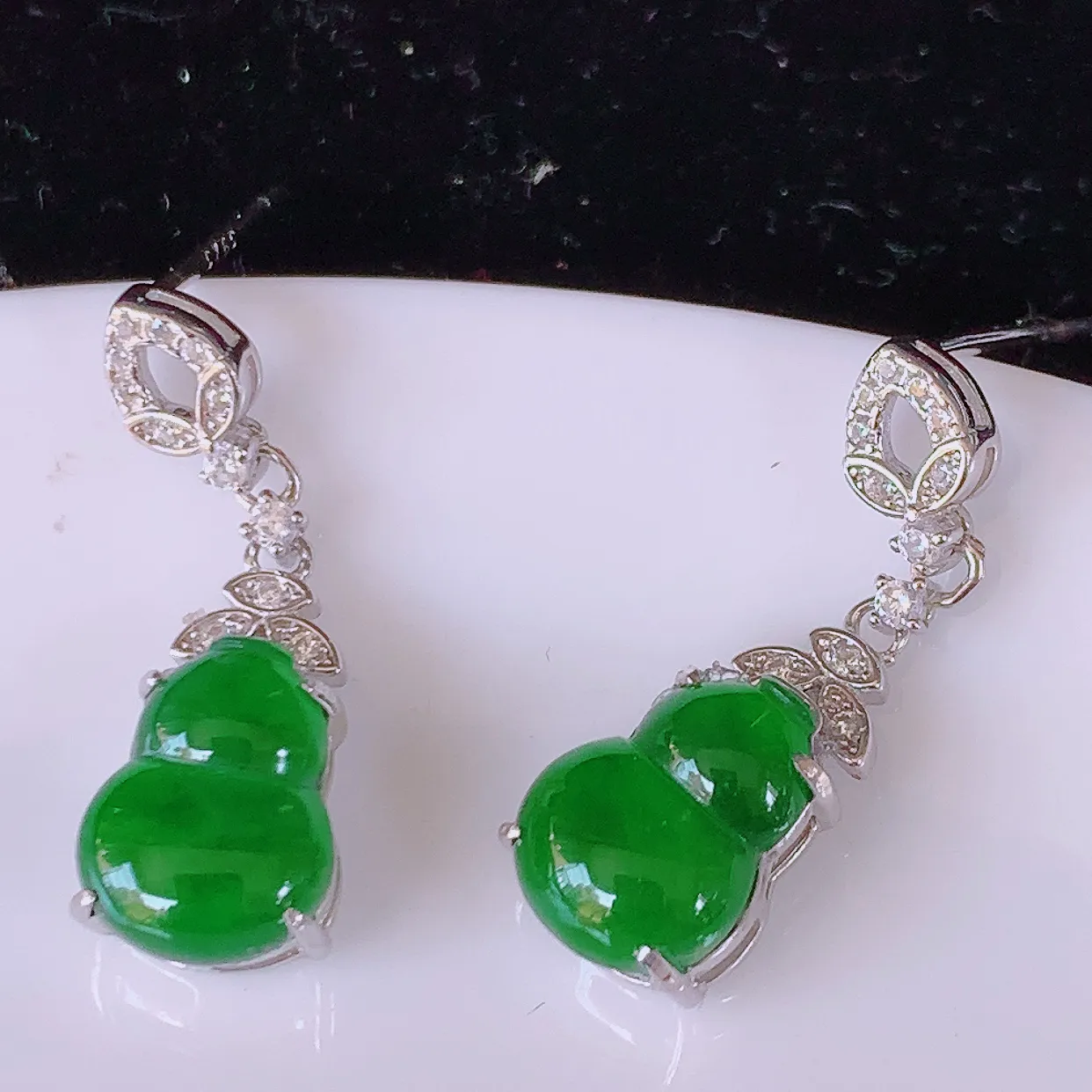 冰透满绿翡翠925银镶嵌葫芦耳坠，自然光实拍，翠色灵动，颜色漂亮，种老水足，品相佳，佩戴佳品！#97.18整体22*7.5*5裸石10*7.5