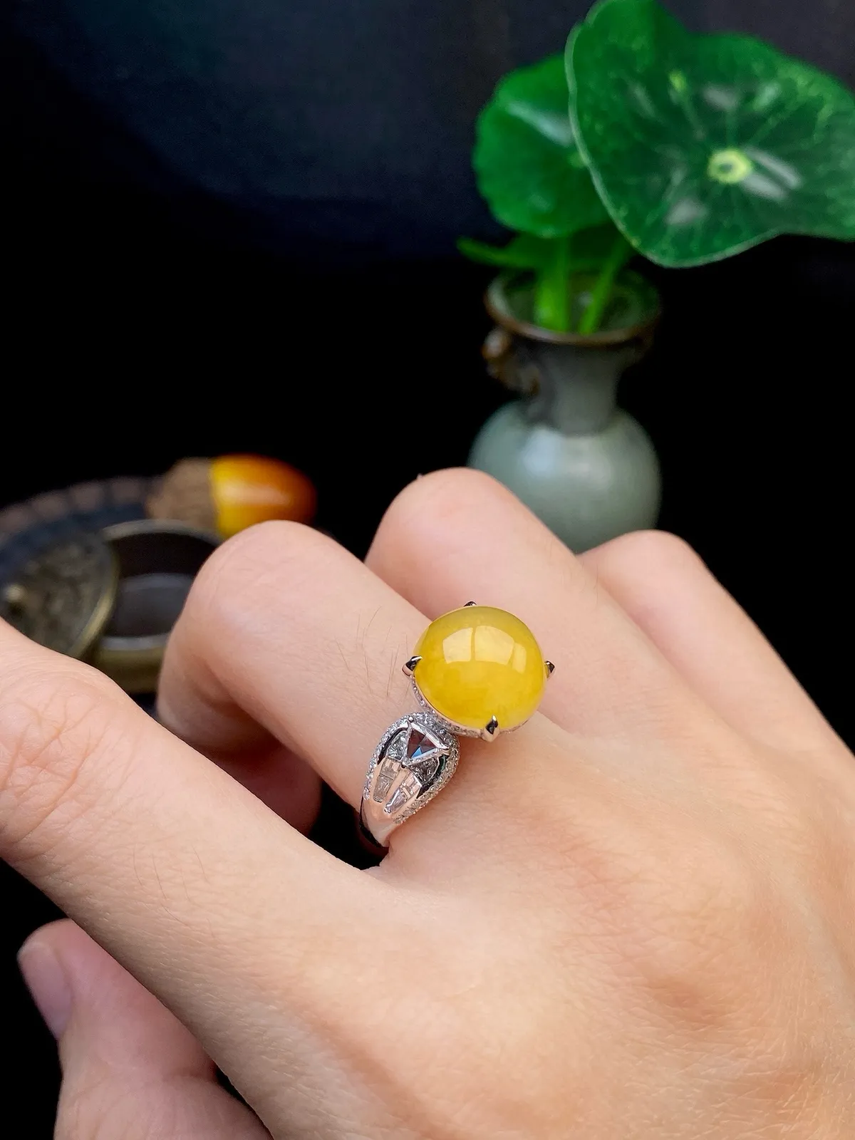 【冰种黄蛋戒指】种水上乘，晶莹剔透，纯净通透，18k金钻精美镶嵌，裸石尺寸11.2*6毫米，圈口可改