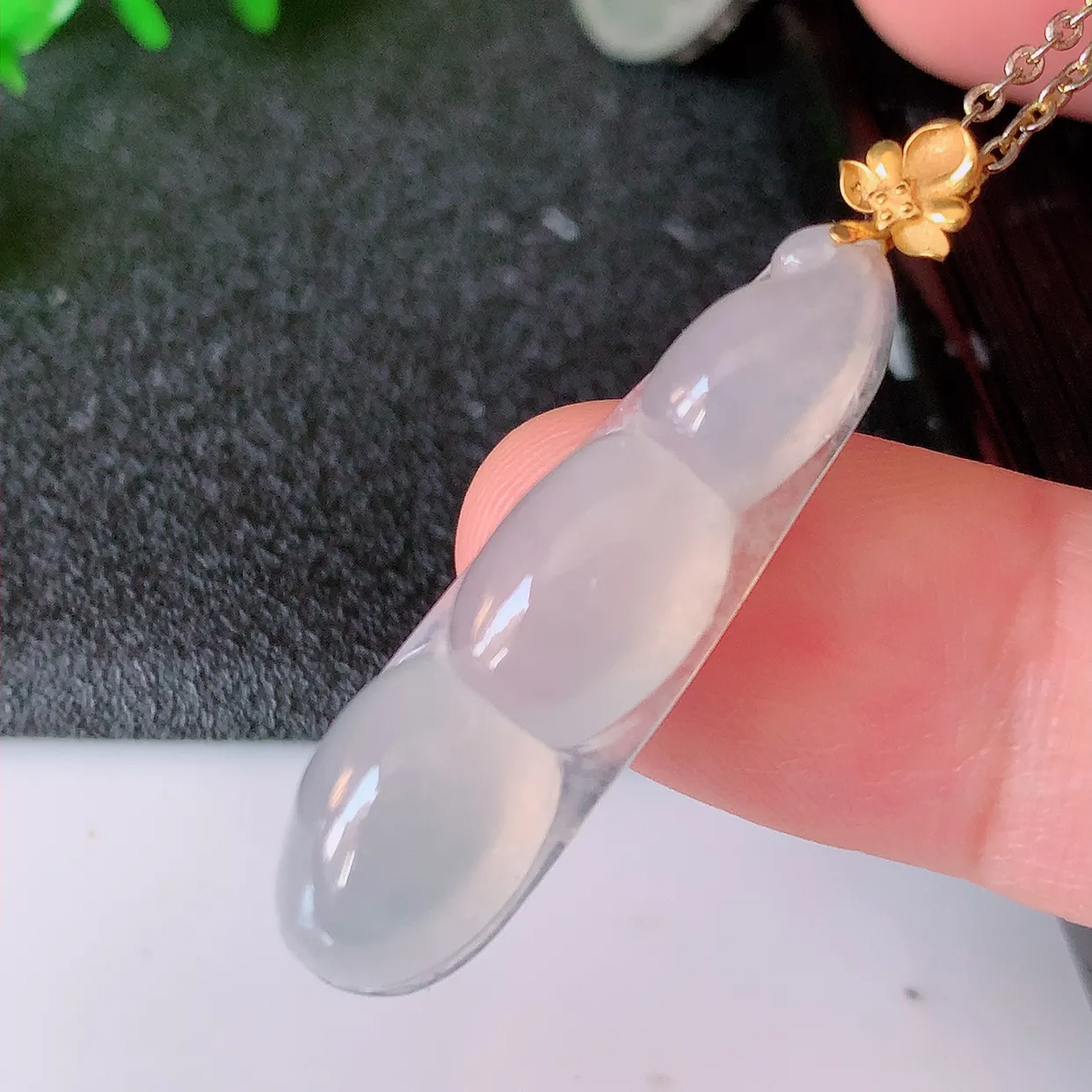 18K金镶嵌冰种翡翠四季豆吊坠，平安豆福豆玉坠，冰润通透，豆粒饱满，寓意：豆蔻年华！#41.18整体36.5裸石30.8*9*7