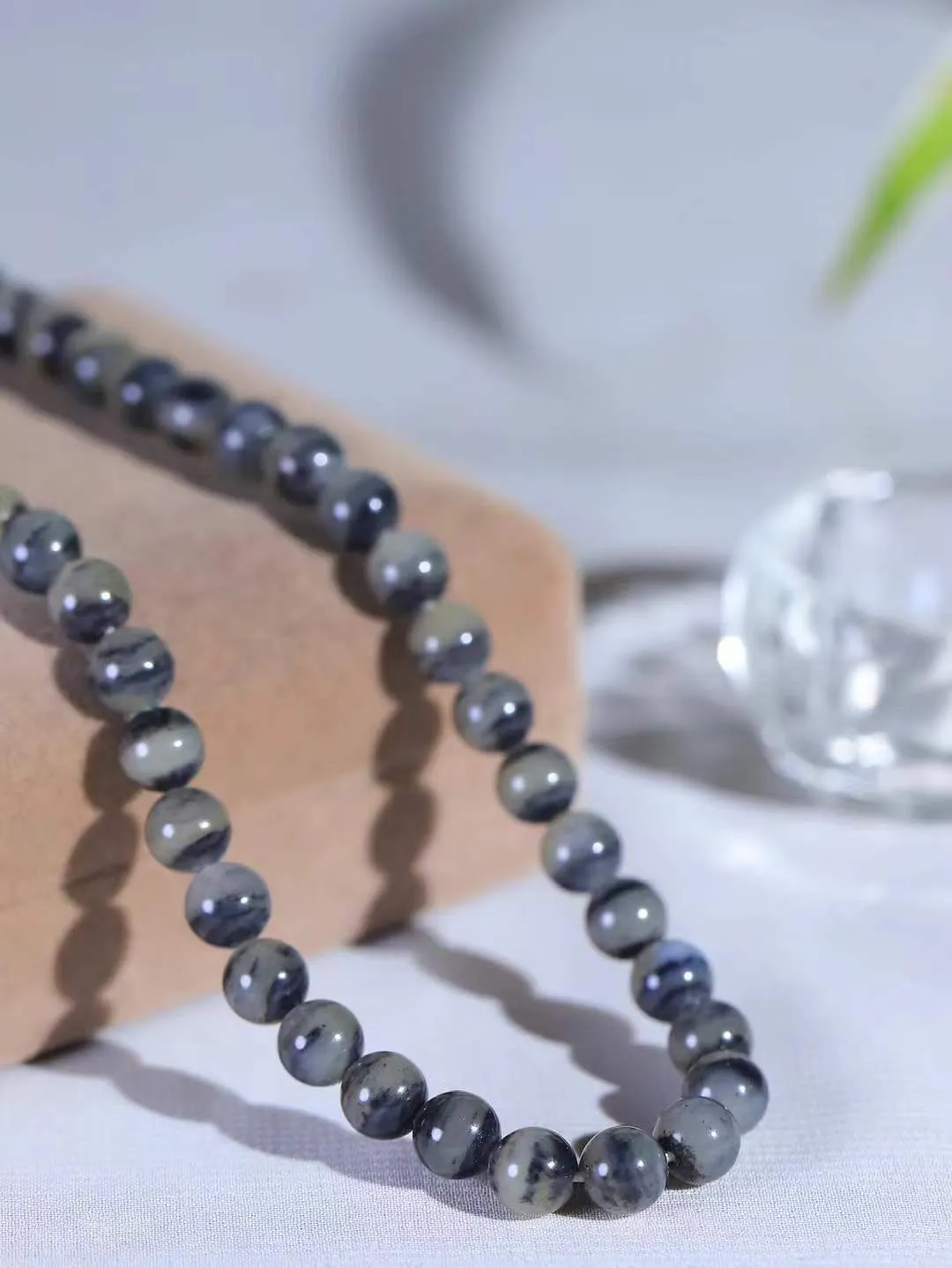 【链.108】

新疆和田青花籽料108挂链 玉质温润细腻 油性十足 佩戴舒适。珠珠落玉盘，间关莺语花底滑，一生美好时光，无论身在何处，都有它相伴相守。事事顺遂，幸福美满，吉祥如意。重62.4克 尺寸取一7mm FDA-781252093