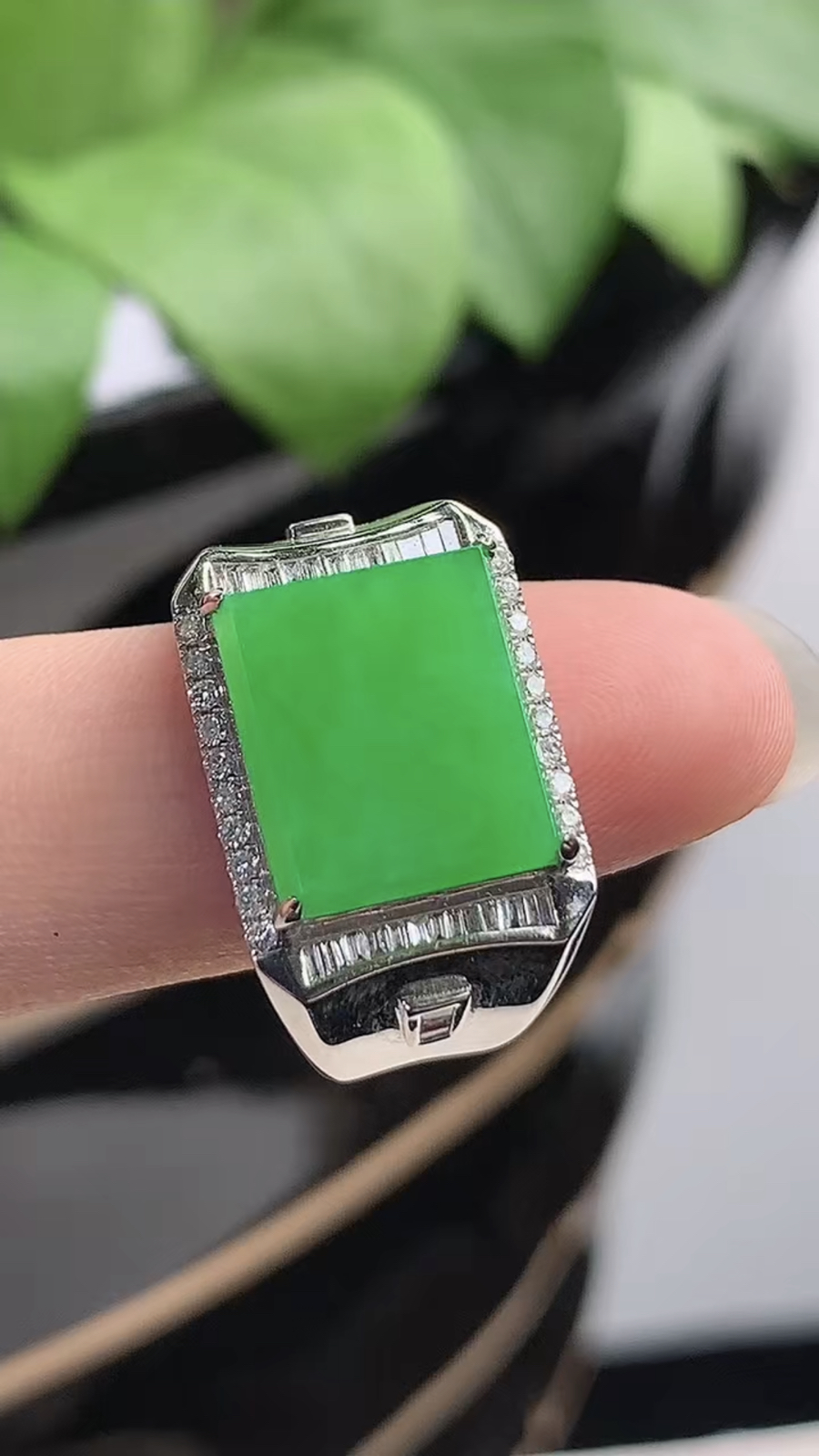 a货翡翠冰种18K金伴钻镶嵌阳绿马鞍戒指 圈19.2裸石尺寸12×10.4mm 重量7.66g 1216