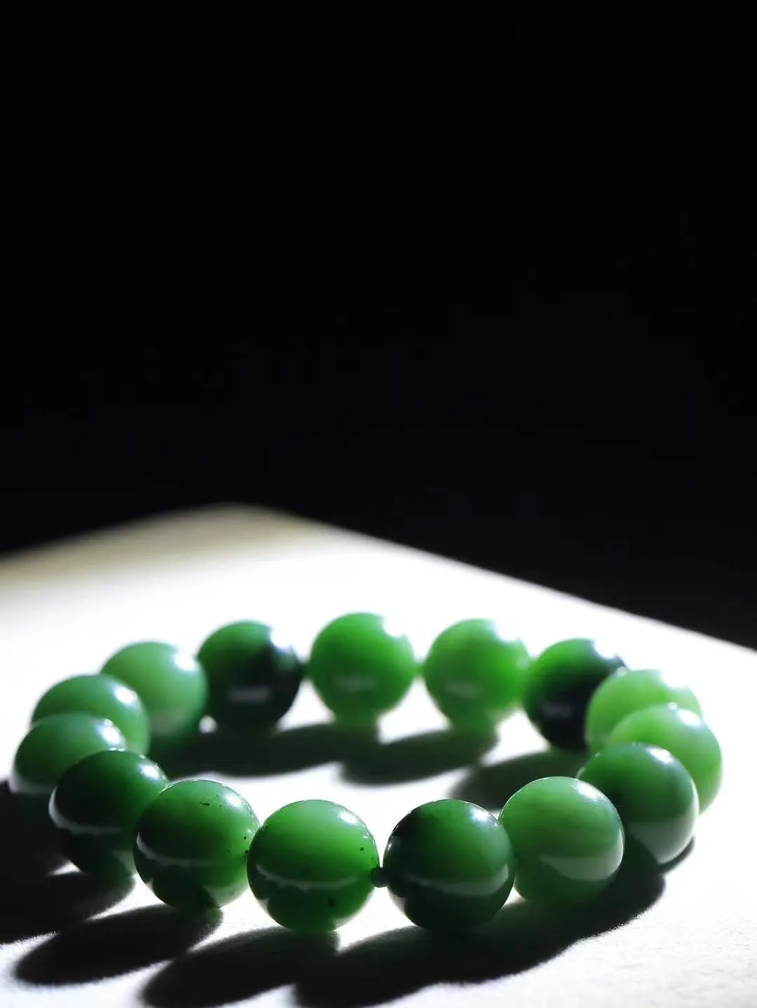 【珠圆玉润.手串】

精品和田玉碧玉珠圆玉润手串 玉质温润细腻  整串打磨圆润，佩戴舒适。珠珠落玉盘，间关莺语花底滑，一生美好时光，无论身在何处，都有它相伴相守。事事顺遂，幸福美满，吉祥如意。重67克 尺寸取一14.1mm  FDA-221252033