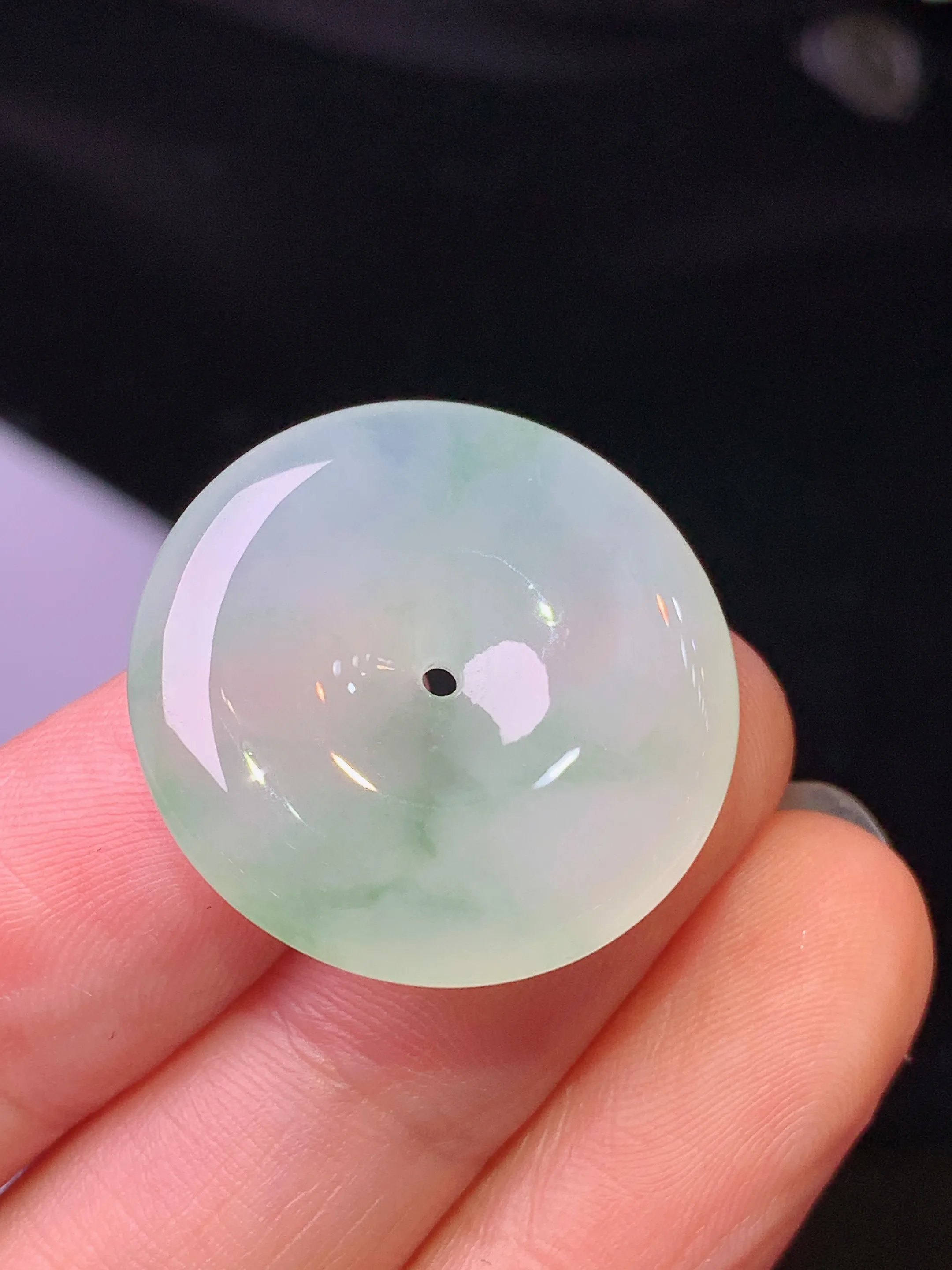 飘绿平安扣吊坠 玉质细腻 色泽清新艳丽 整体尺寸24.5*5.5