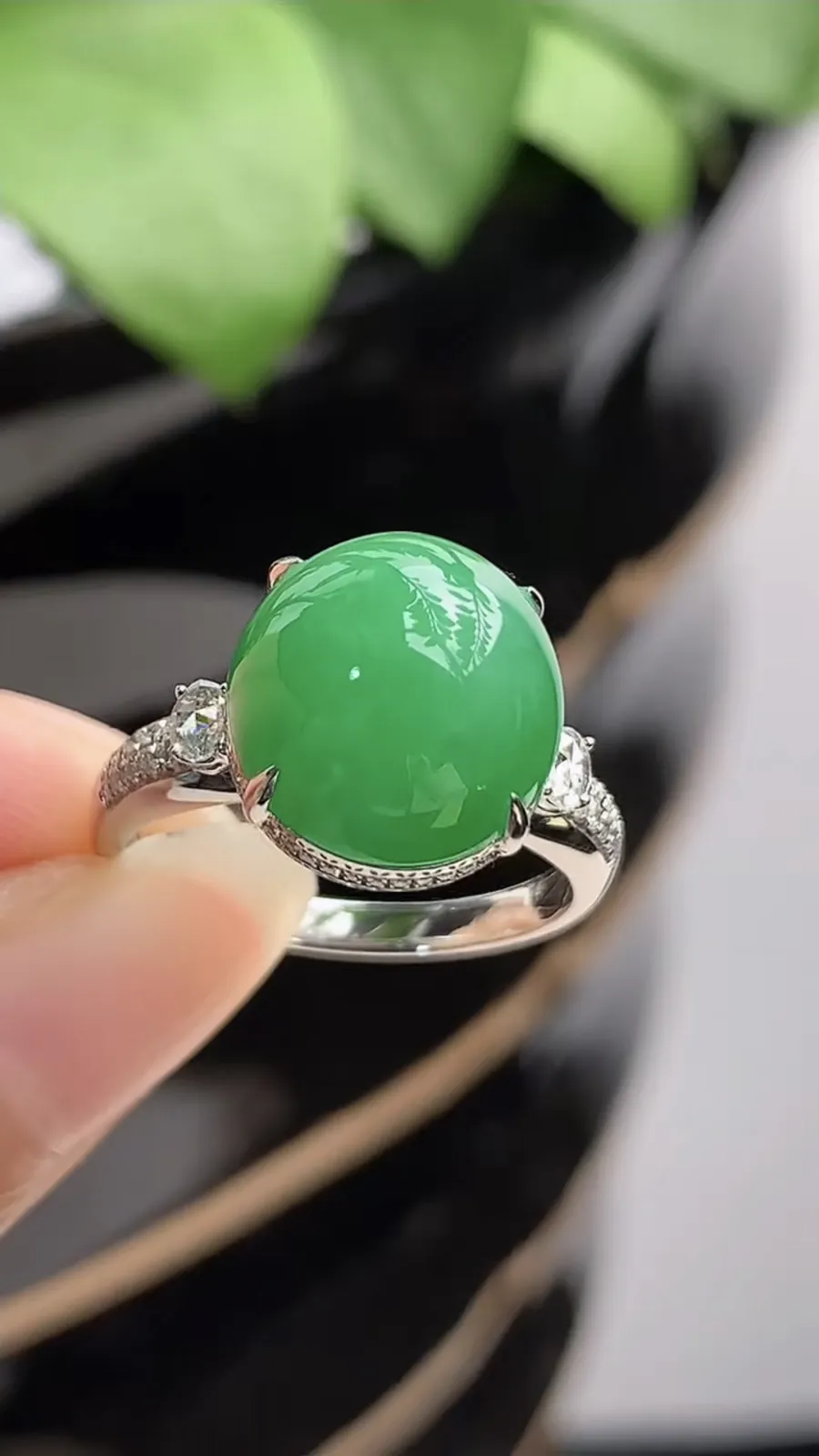 a货翡翠冰种18K金伴钻镶嵌阳绿蛋面戒指 圈口18裸石尺寸12×11.6mm 重量5.50g 121