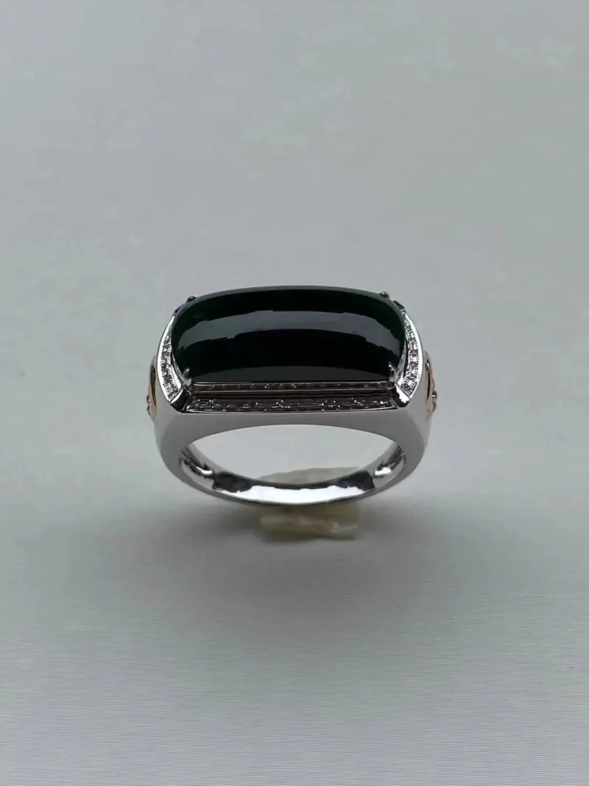 墨翠：【马鞍戒指】18K金+南非钻镶嵌，细腻干净，黑度极黑，性价比高·做工精致，打灯透绿 裸石尺寸：18.2*8.0*