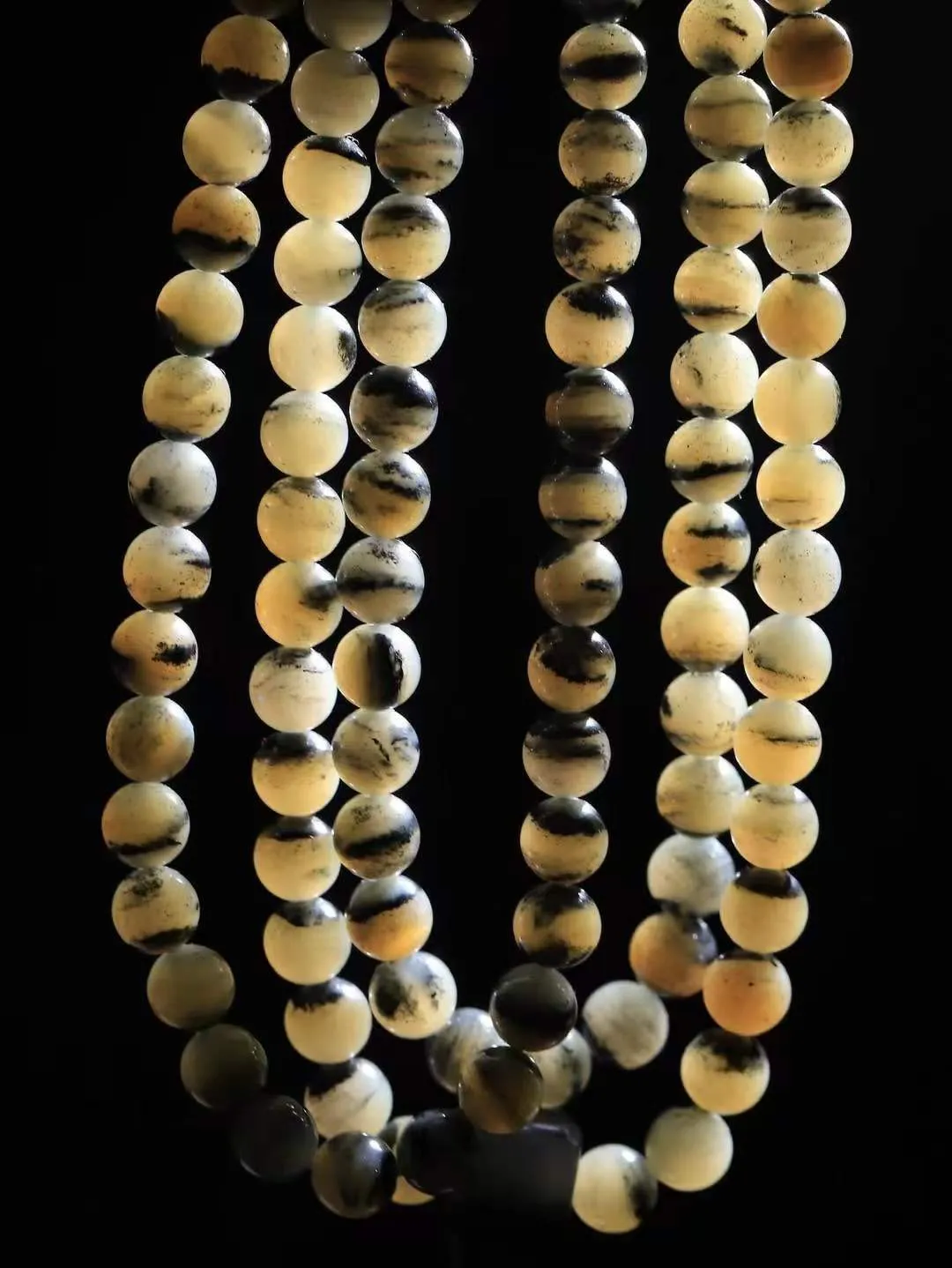 【链.108】

新疆和田青花籽料108挂链 玉质温润细腻 油性十足 佩戴舒适。珠珠落玉盘，间关莺语花底滑，一生美好时光，无论身在何处，都有它相伴相守。事事顺遂，幸福美满，吉祥如意。重62.4克 尺寸取一7mm FDA-781252093