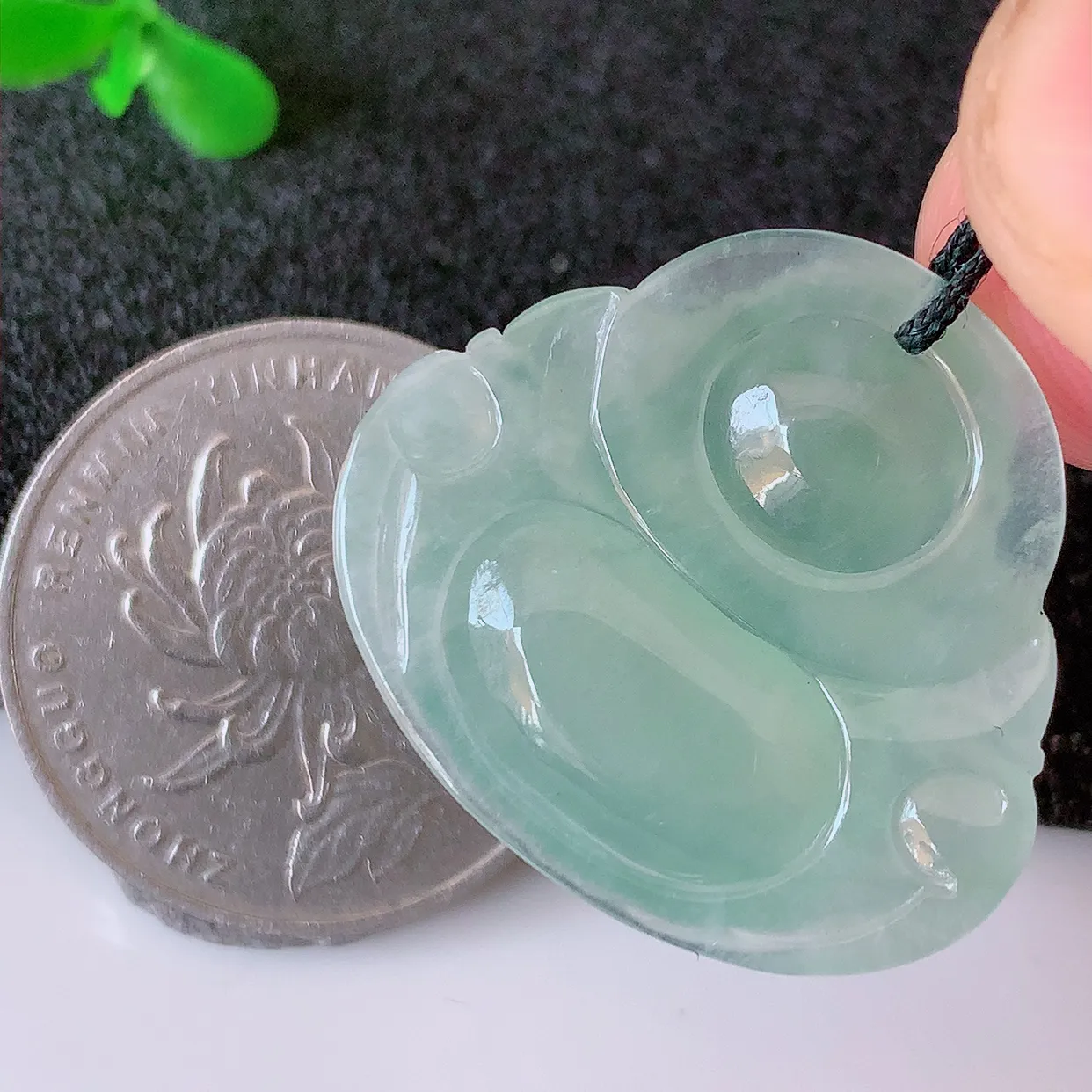 自然光实拍，冰种翡翠佛公吊坠，水灵起胶，翠色迷人，佛公在心中，一生平安，饱满圆润，开怀大笑佛公，配戴灵气十足！#57.18