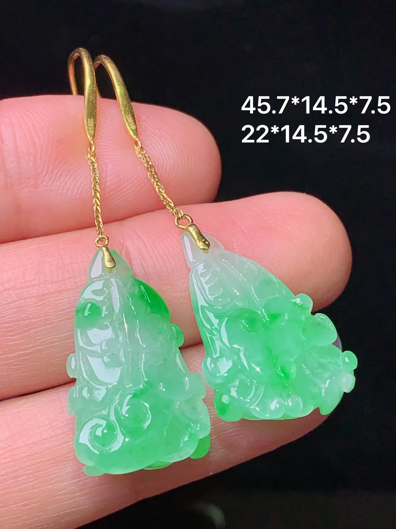 18k金镶嵌翠绿白菜耳坠 玉质细腻 色泽清新艳丽 整体尺寸45.7*14.5*7.5