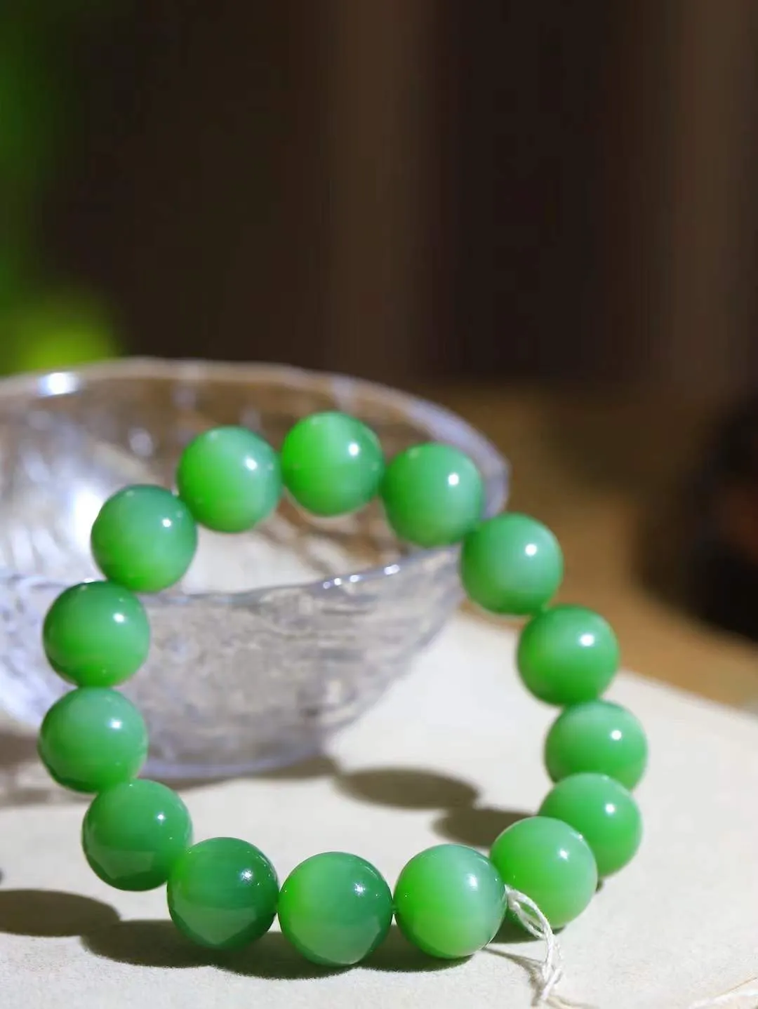 【珠圆玉润.手串】

收藏级臻品️和田玉碧玉猫眼珠圆玉润手串 玉质温润细腻  整串打磨圆润，佩戴舒适。珠珠落玉盘，间关莺语花底滑，一生美好时光，无论身在何处，都有它相伴相守。事事顺遂，幸福美满，吉祥如意。重62.23克 尺寸取一13.7mm  FDL-791201968