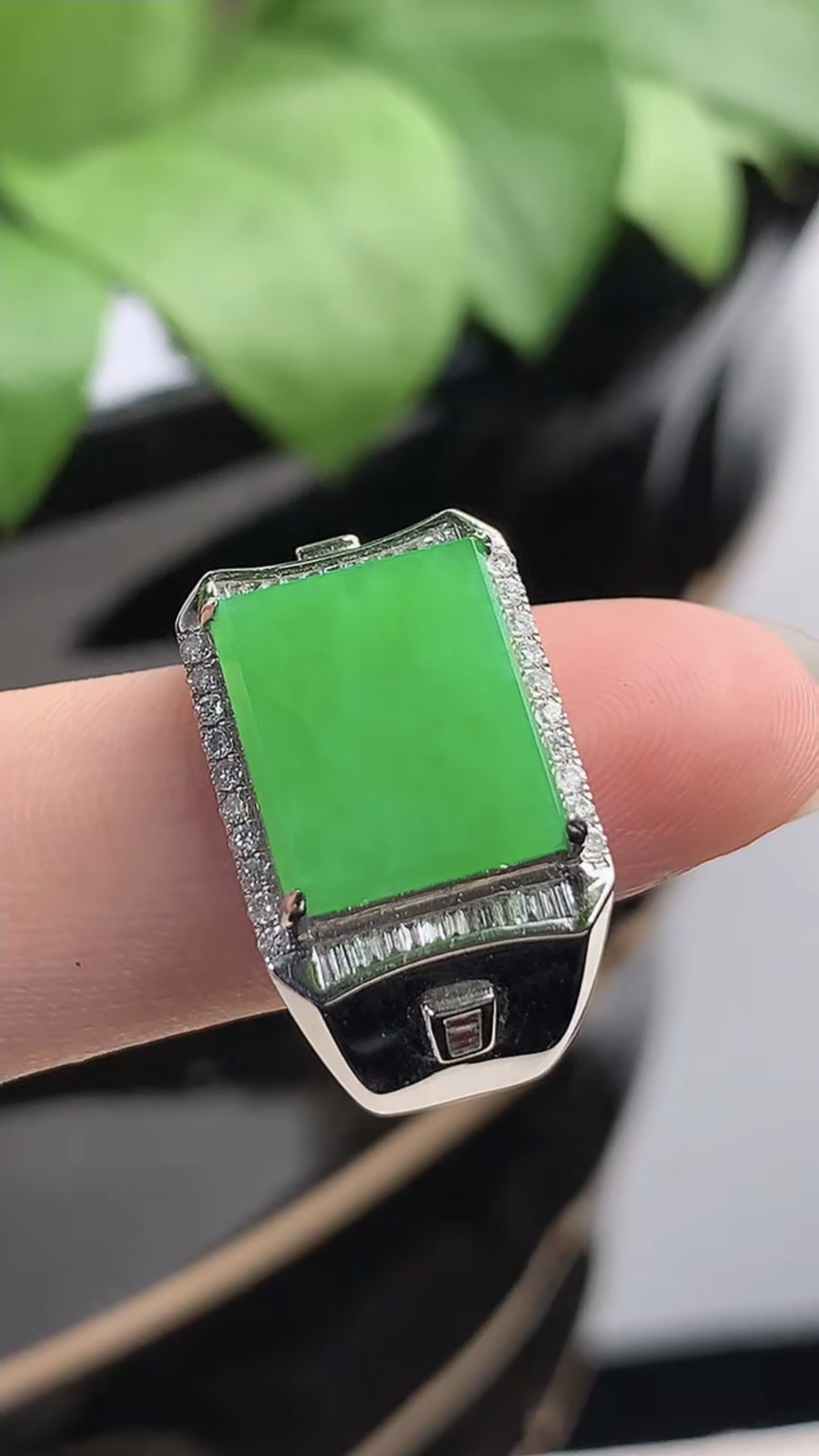 a货翡翠冰种18K金伴钻镶嵌阳绿马鞍戒指 圈19.2裸石尺寸12×10.4mm 重量7.66g 1216