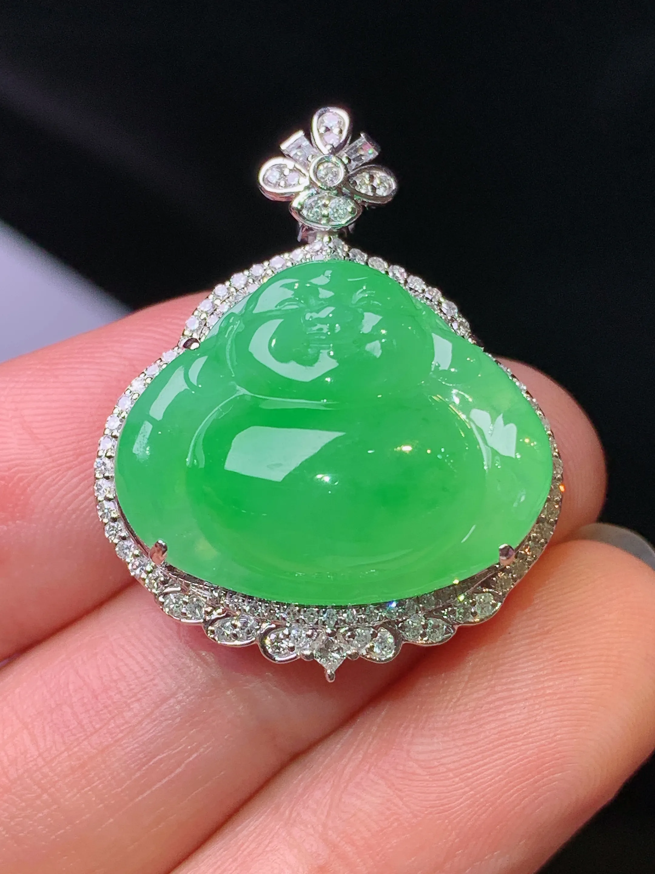 18k金钻镶嵌翠绿佛公吊坠 玉质细腻 色泽清新艳丽 整体尺寸30*24*11.2