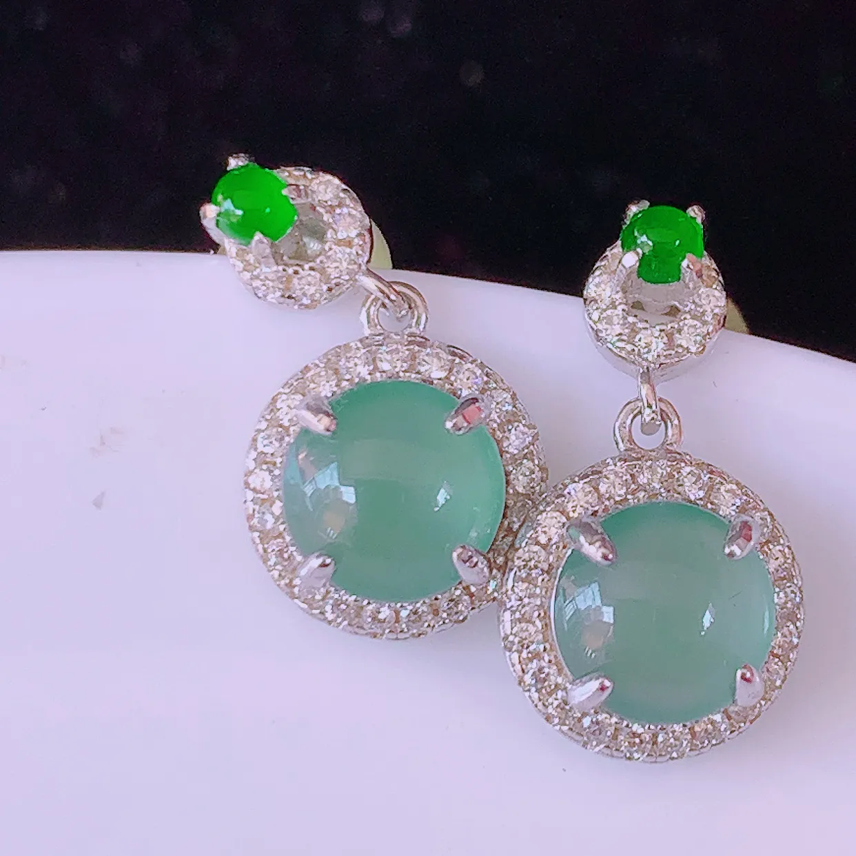 冰透满绿翡翠925银镶嵌耳坠，自然光实拍，翠色灵动，颜色漂亮，种老水足，品相佳，佩戴佳品！#97.18整体16*9.2*5裸石 6.5*6.5